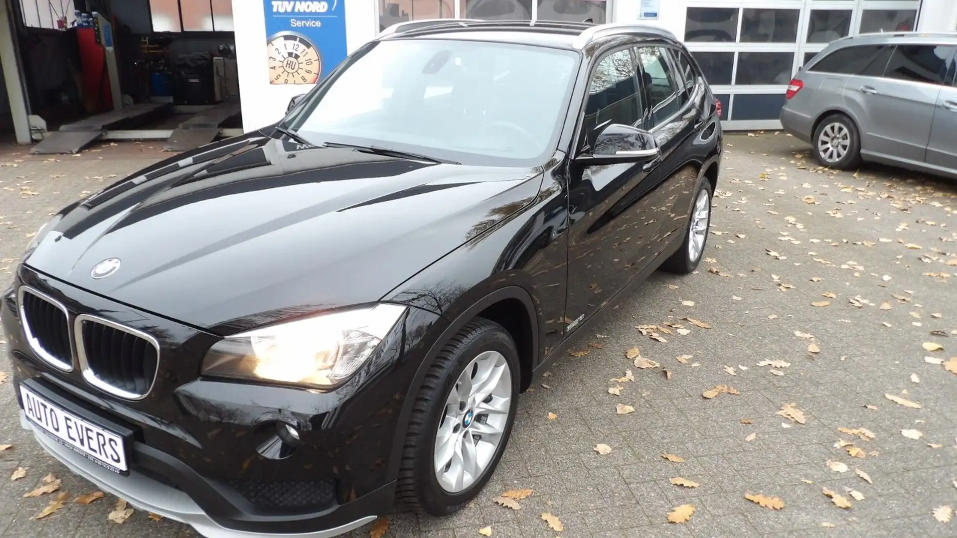 BMW X1 Baureihe X1 18 i sDrive*AHK*Tempomat*SHZ* Noir - 1