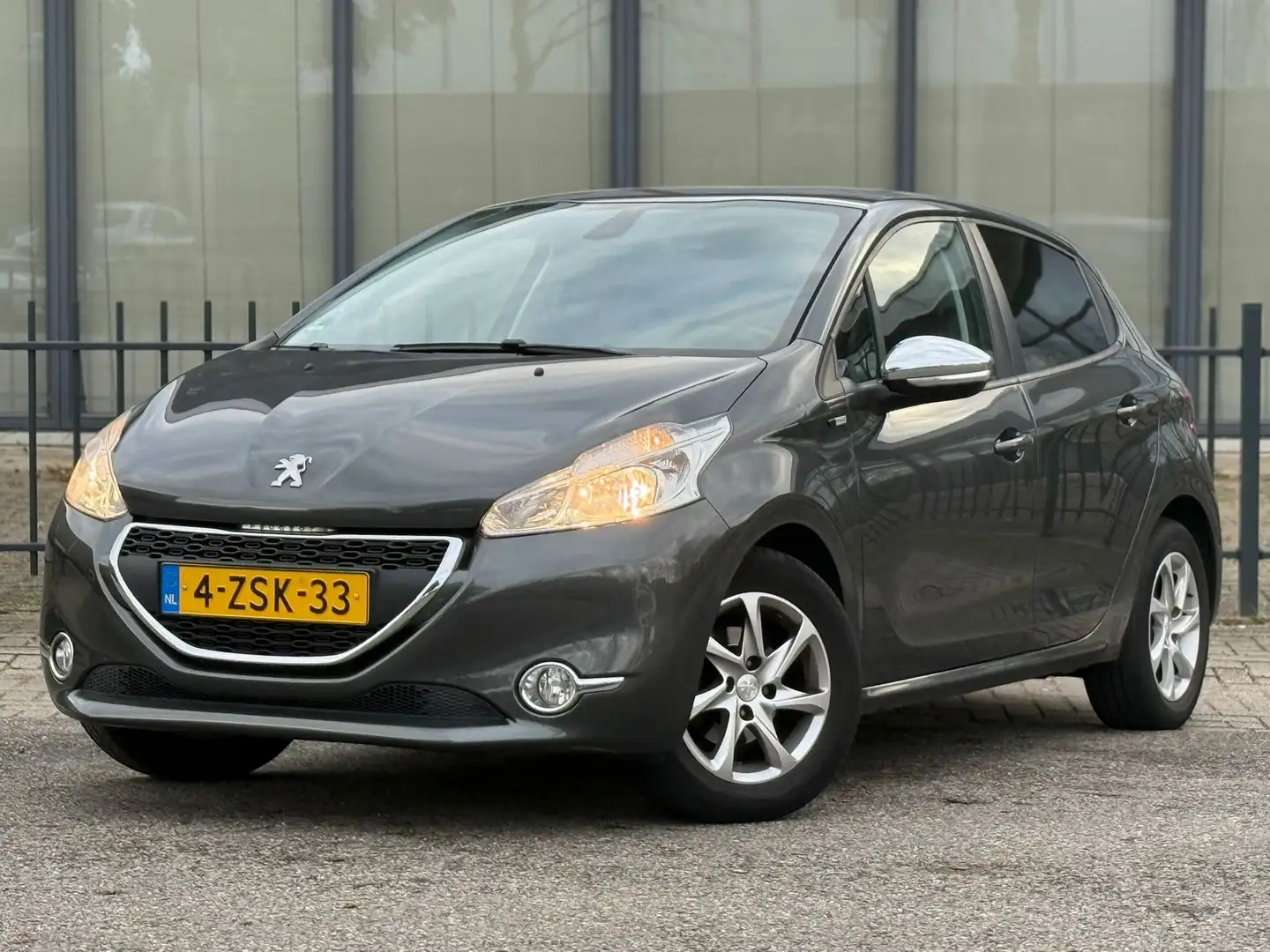 Peugeot 208 1.2 PureTech Style Pack Grau - 2