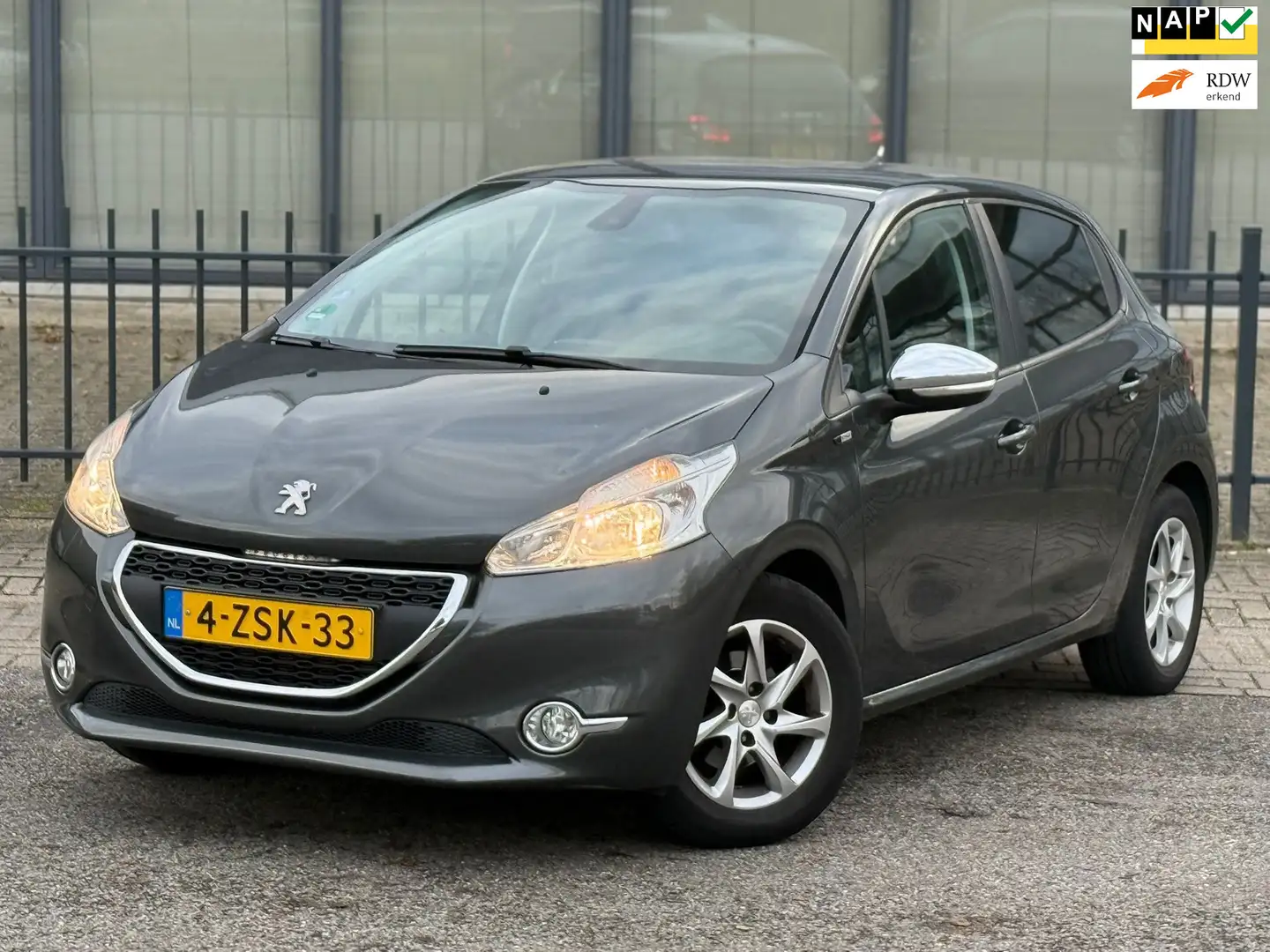 Peugeot 208 1.2 PureTech Style Pack Grau - 1