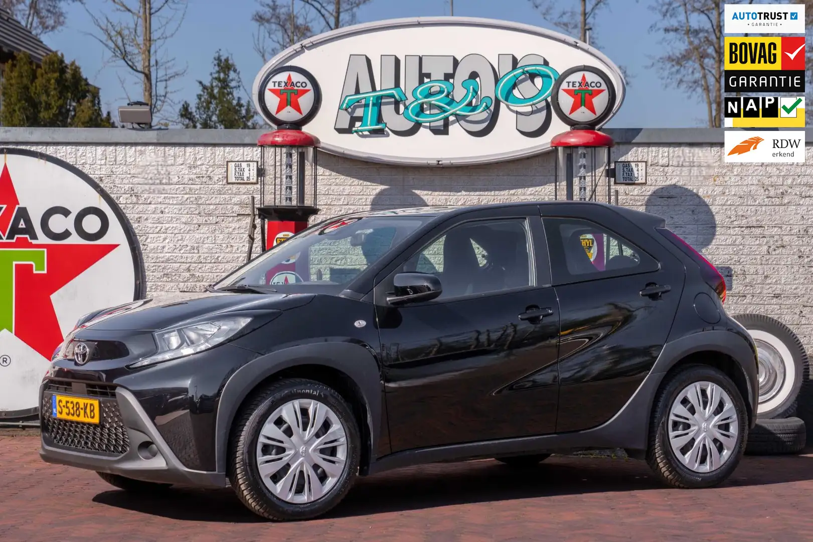 Toyota Aygo X 1.0 VVT-i MT Play 1e Eig. 1.400 km +NAP NL-auto Zwart - 1