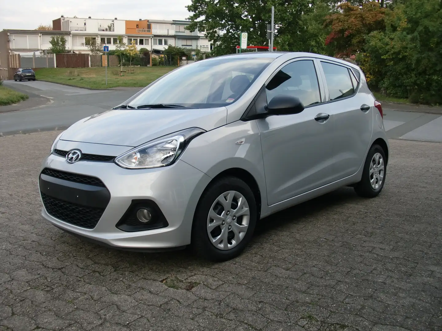 Hyundai i10 1.0 Trend TÜF/AU Neu Silber - 1