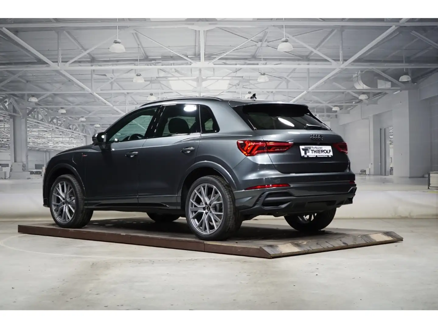 Audi Q3 S line 45 TFSI e AHK PANO SONOS 20-Zoll KAMERA Grau - 2