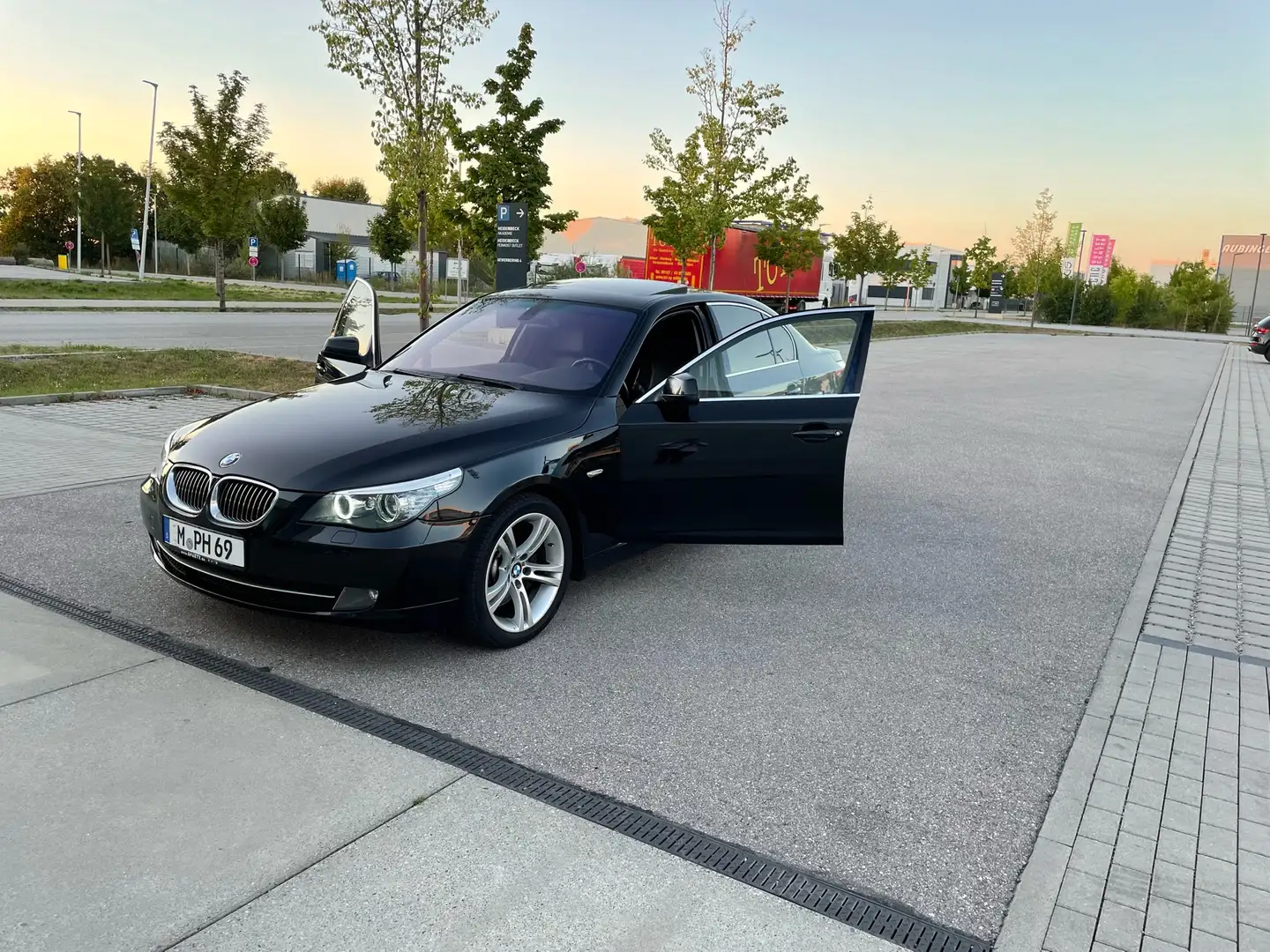 BMW 530 530i Sport-Aut. Edition Sport Чорний - 1