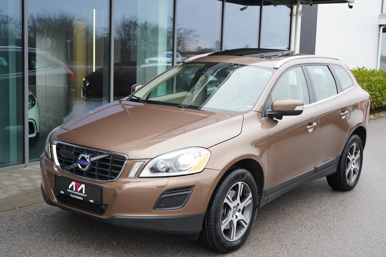 Volvo XC60 Summum AWD 1-Hand Braun - 2