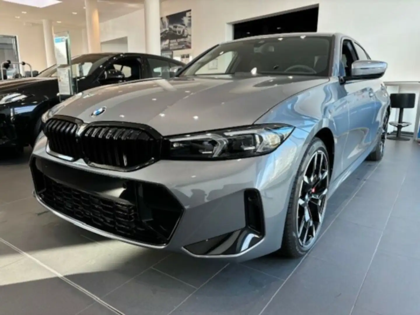 BMW 320 d xDrive Limousine M Sportpaket Grau - 2