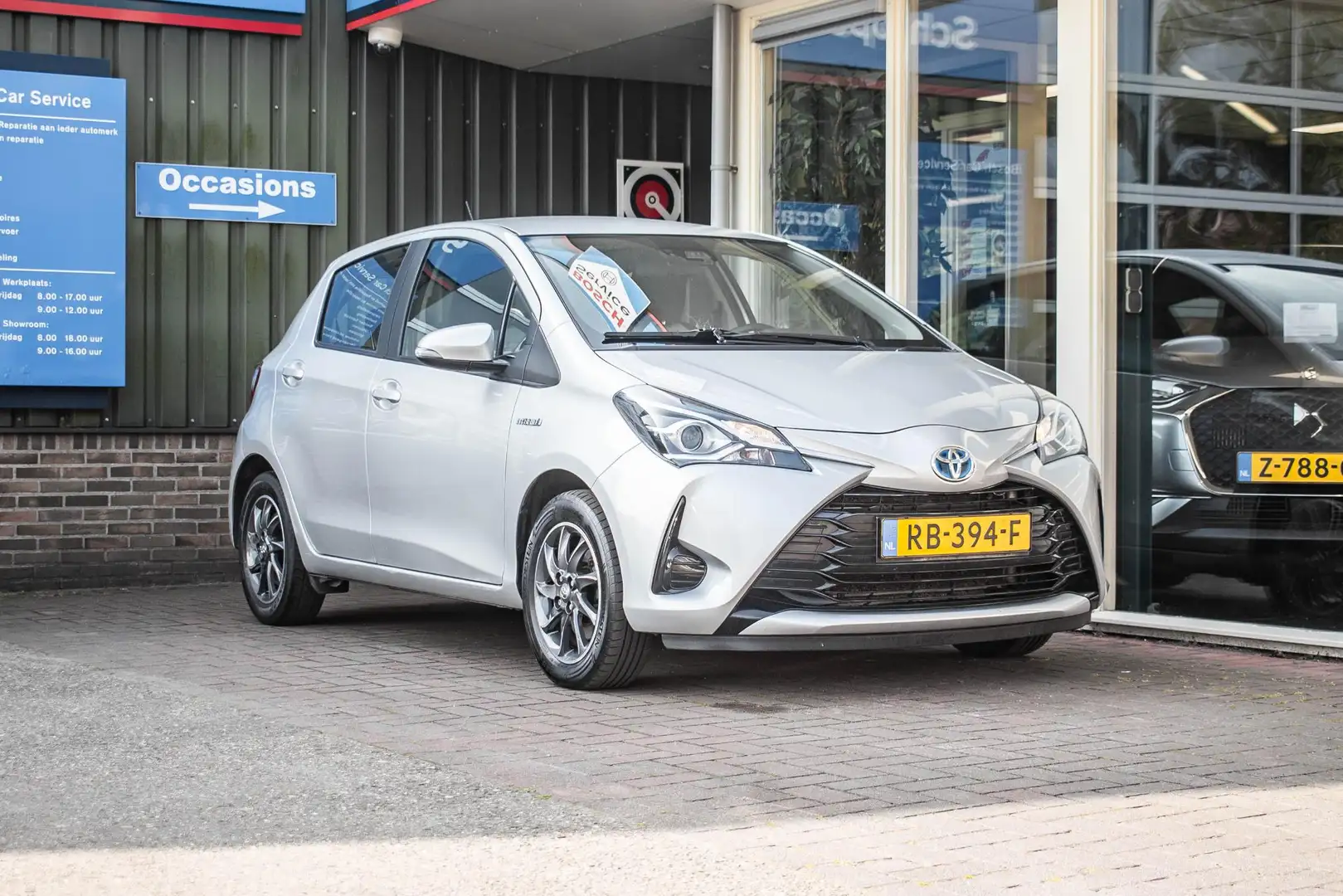 Toyota Yaris 1.5 Hybrid Aspiration Grau - 2
