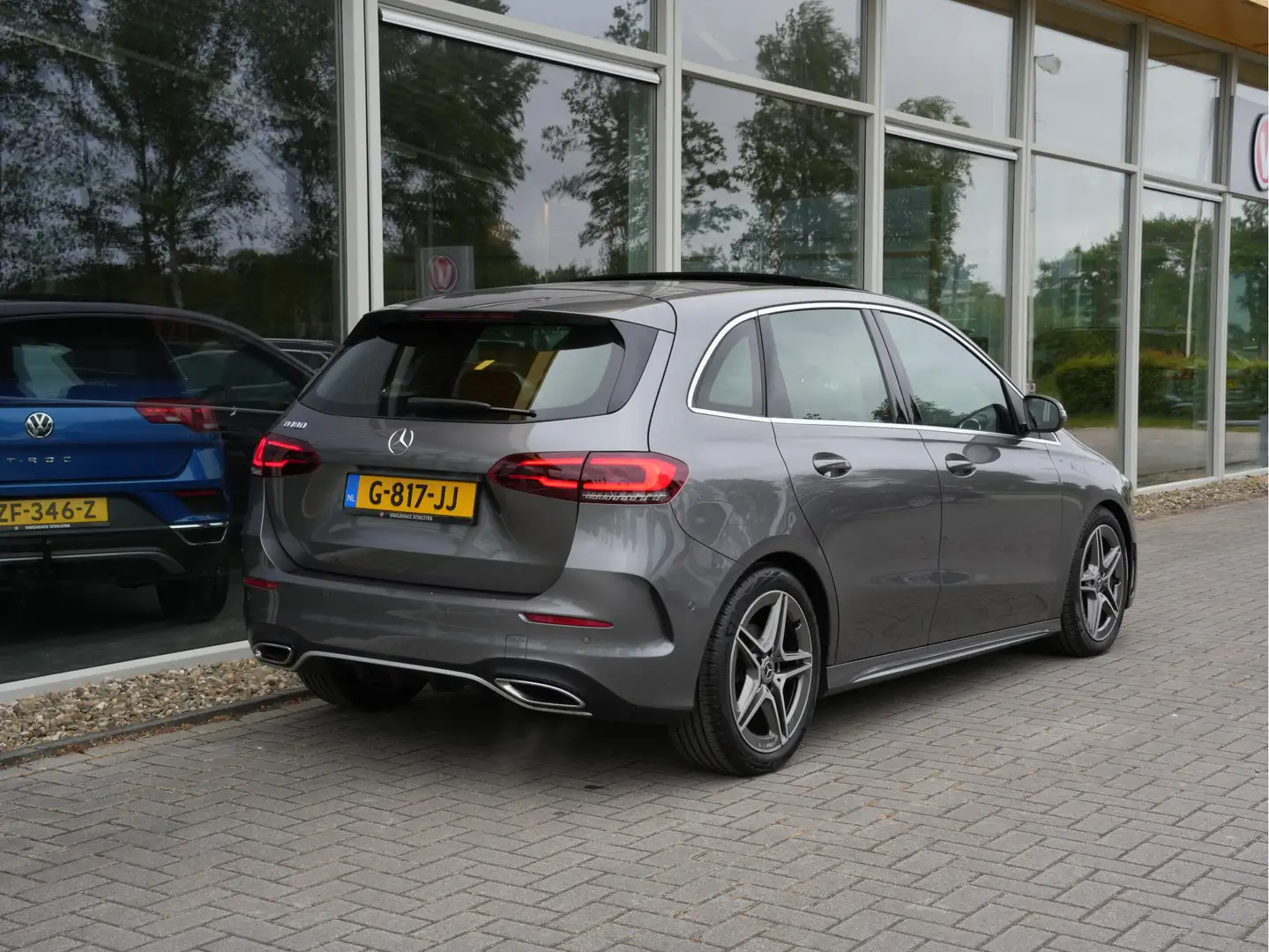 Mercedes-Benz B 180 Business Solution AMG Automaat | Panoramadak | Nav Grigio - 2