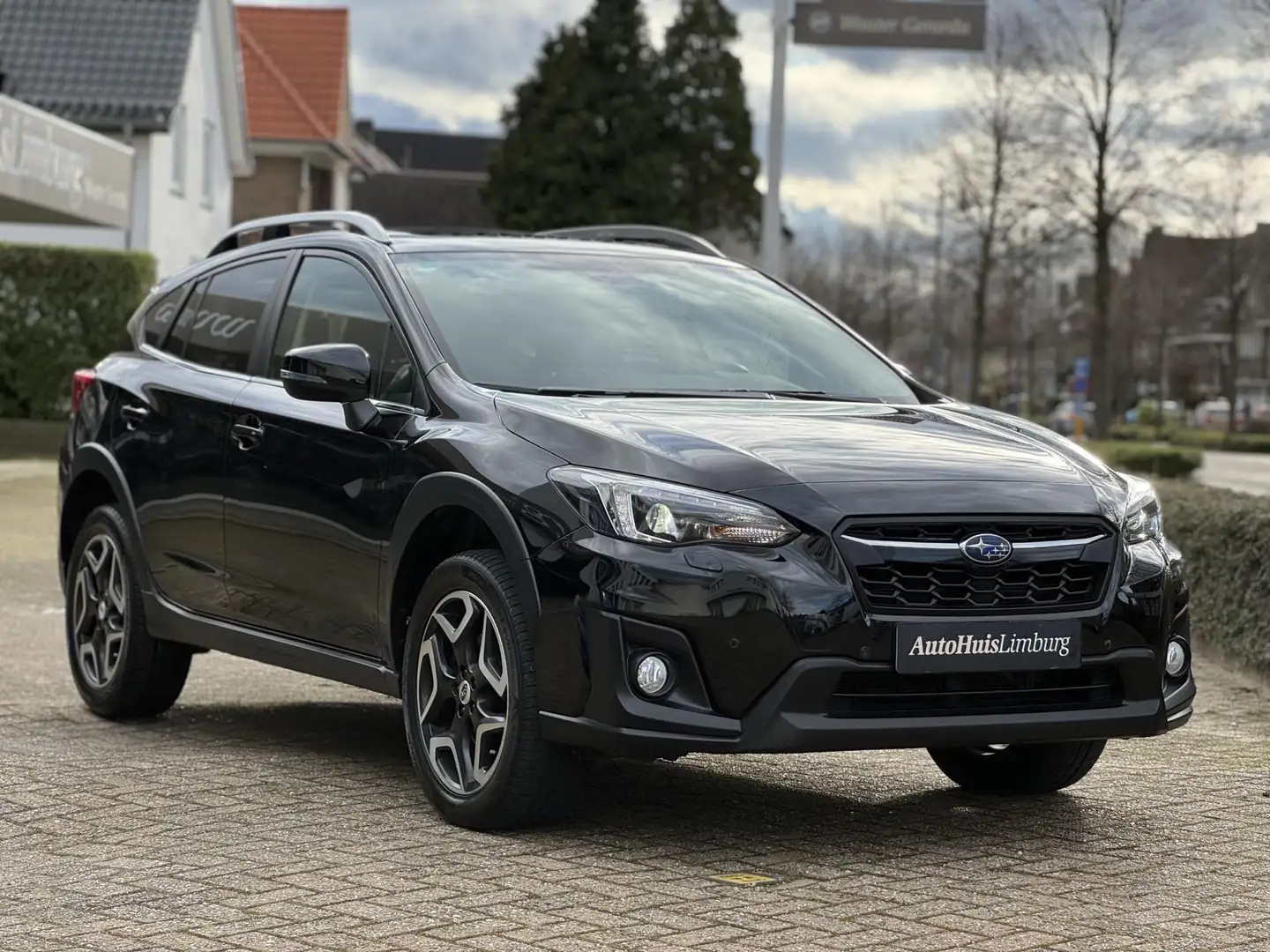 Subaru XV 2.0i Premium 4WD|Apple CarPlay|Pano|Leer|Camera|Pl Zwart - 1