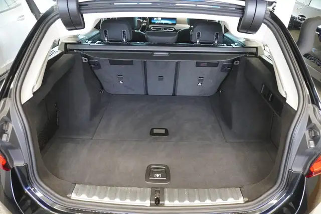 BMW 3 Series view 10
