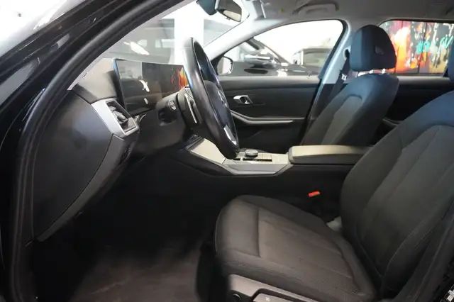 BMW 3 Series view 8
