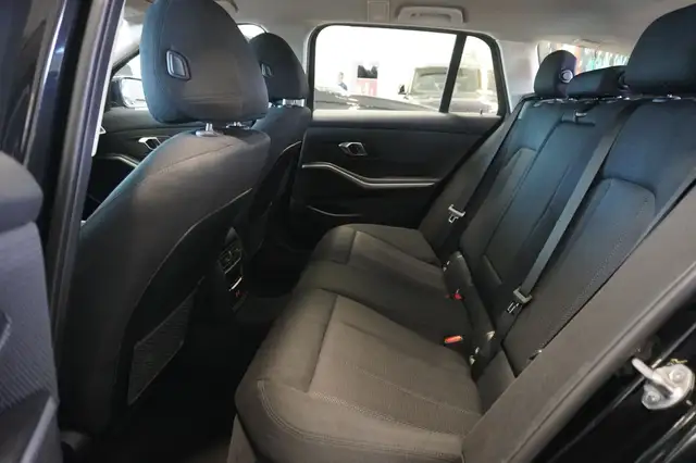 BMW 3 Series view 9