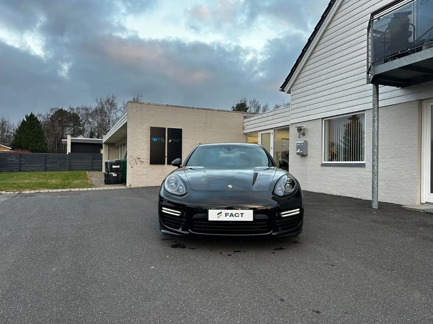 Porsche Panamera GTS Schwarz - 2