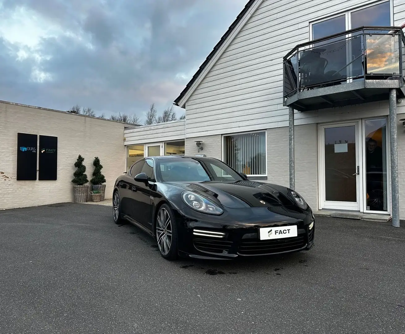 Porsche Panamera GTS Schwarz - 1
