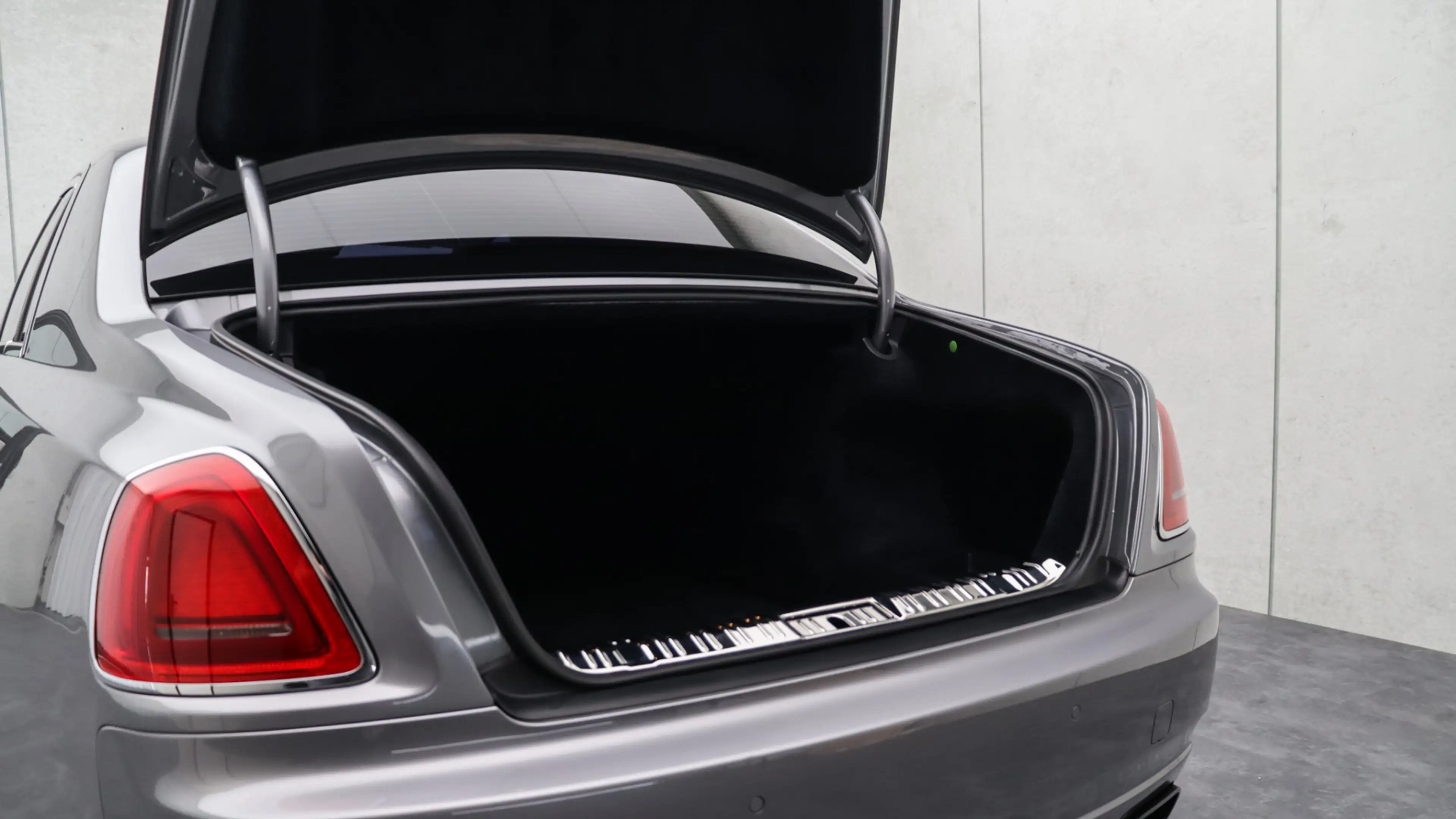Rolls-Royce Ghost 6.6 V12 | Massage | Rear Seat Entertainment | Head — photo 18