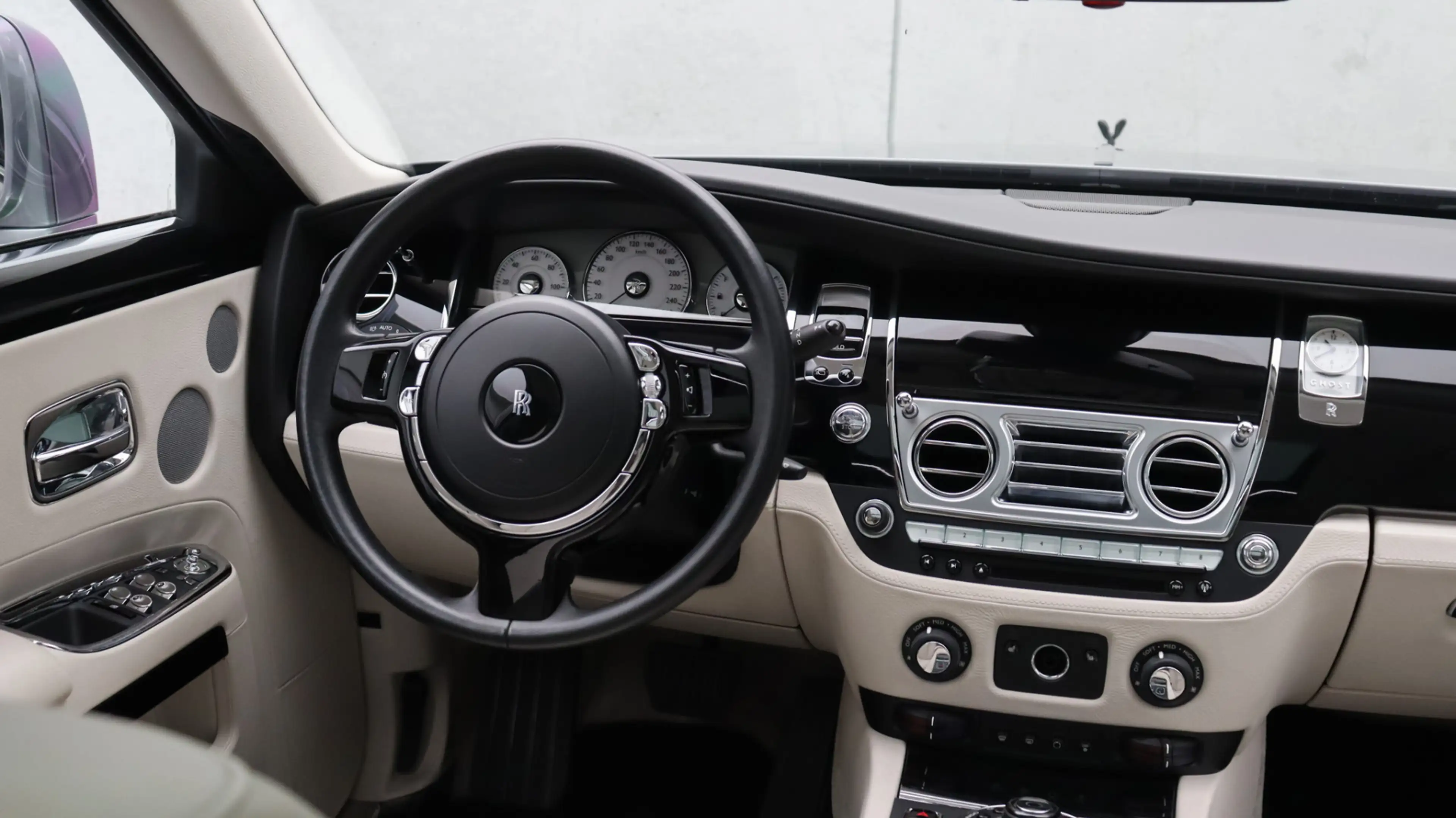 Rolls-Royce Ghost 6.6 V12 | Massage | Rear Seat Entertainment | Head — photo 20