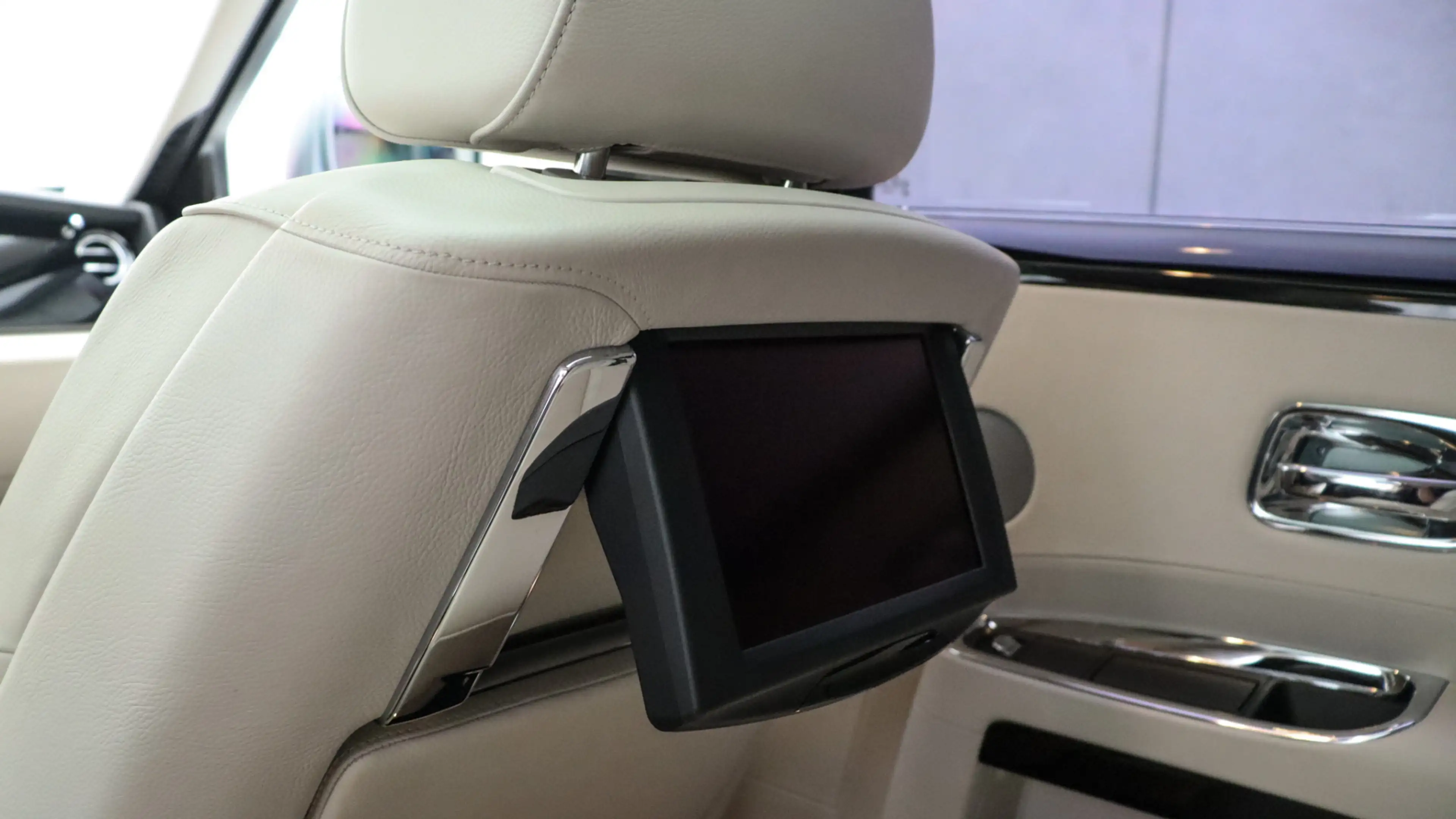 Rolls-Royce Ghost 6.6 V12 | Massage | Rear Seat Entertainment | Head — photo 28