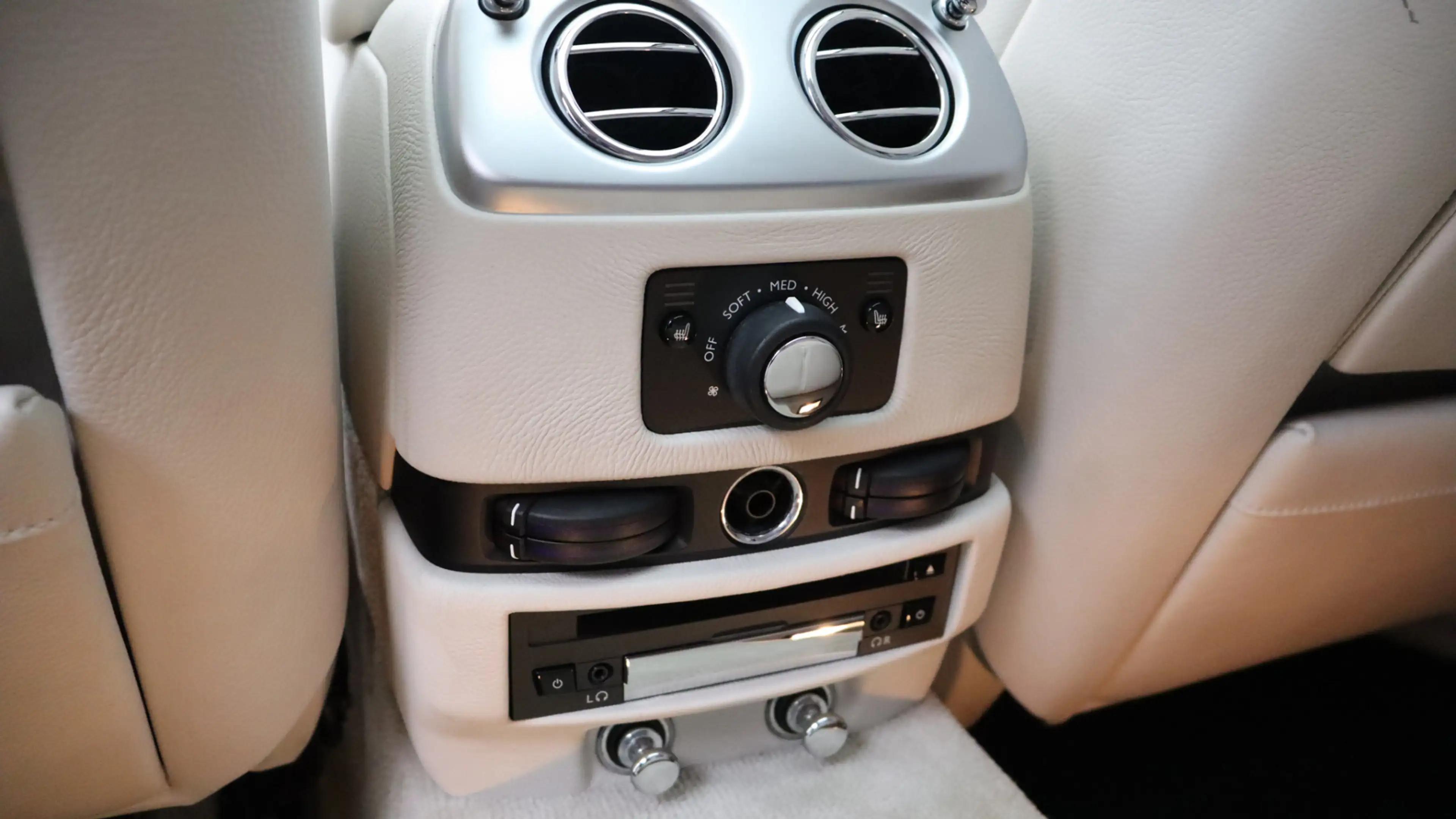Rolls-Royce Ghost 6.6 V12 | Massage | Rear Seat Entertainment | Head — photo 29