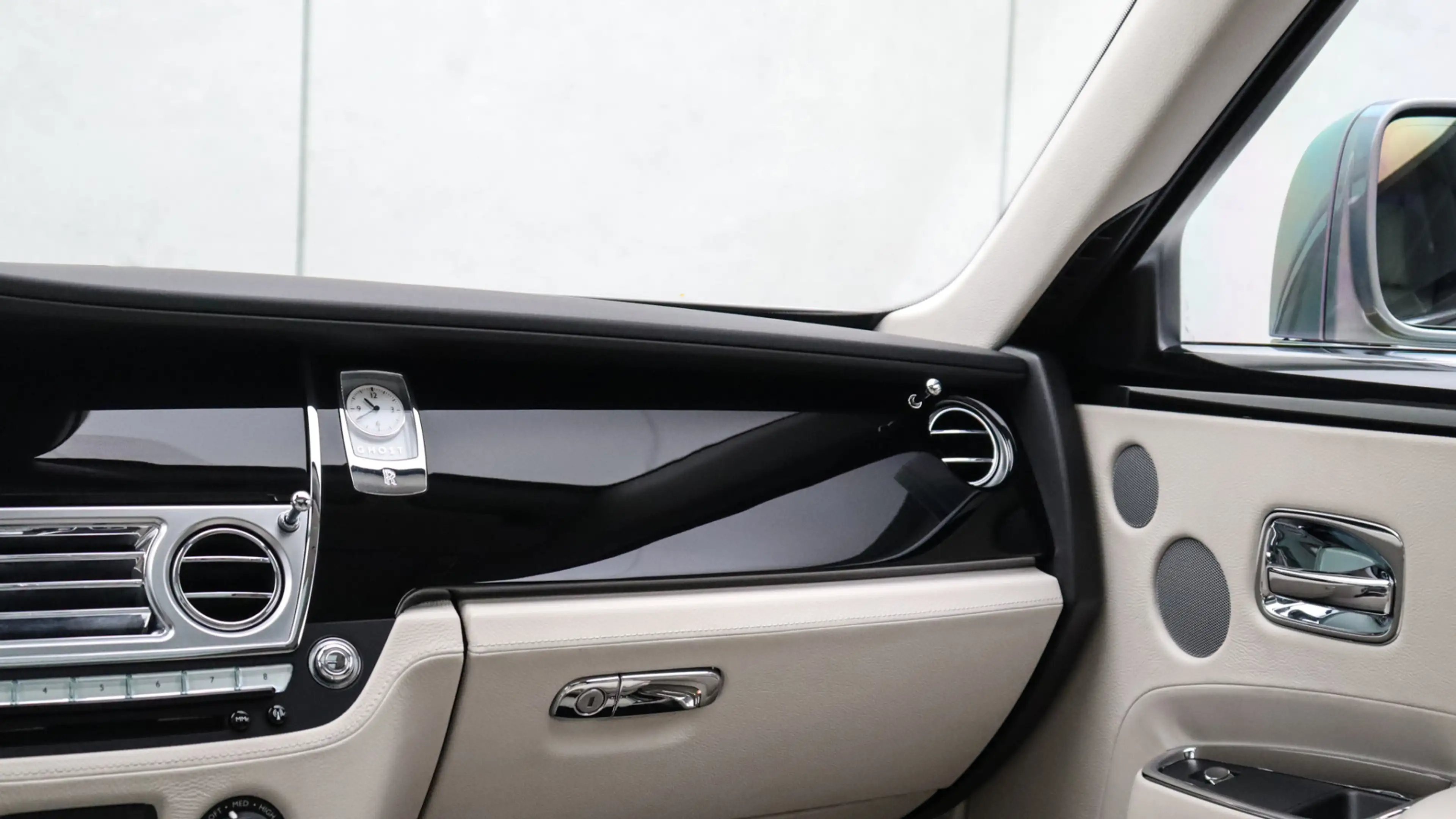 Rolls-Royce Ghost 6.6 V12 | Massage | Rear Seat Entertainment | Head — photo 34