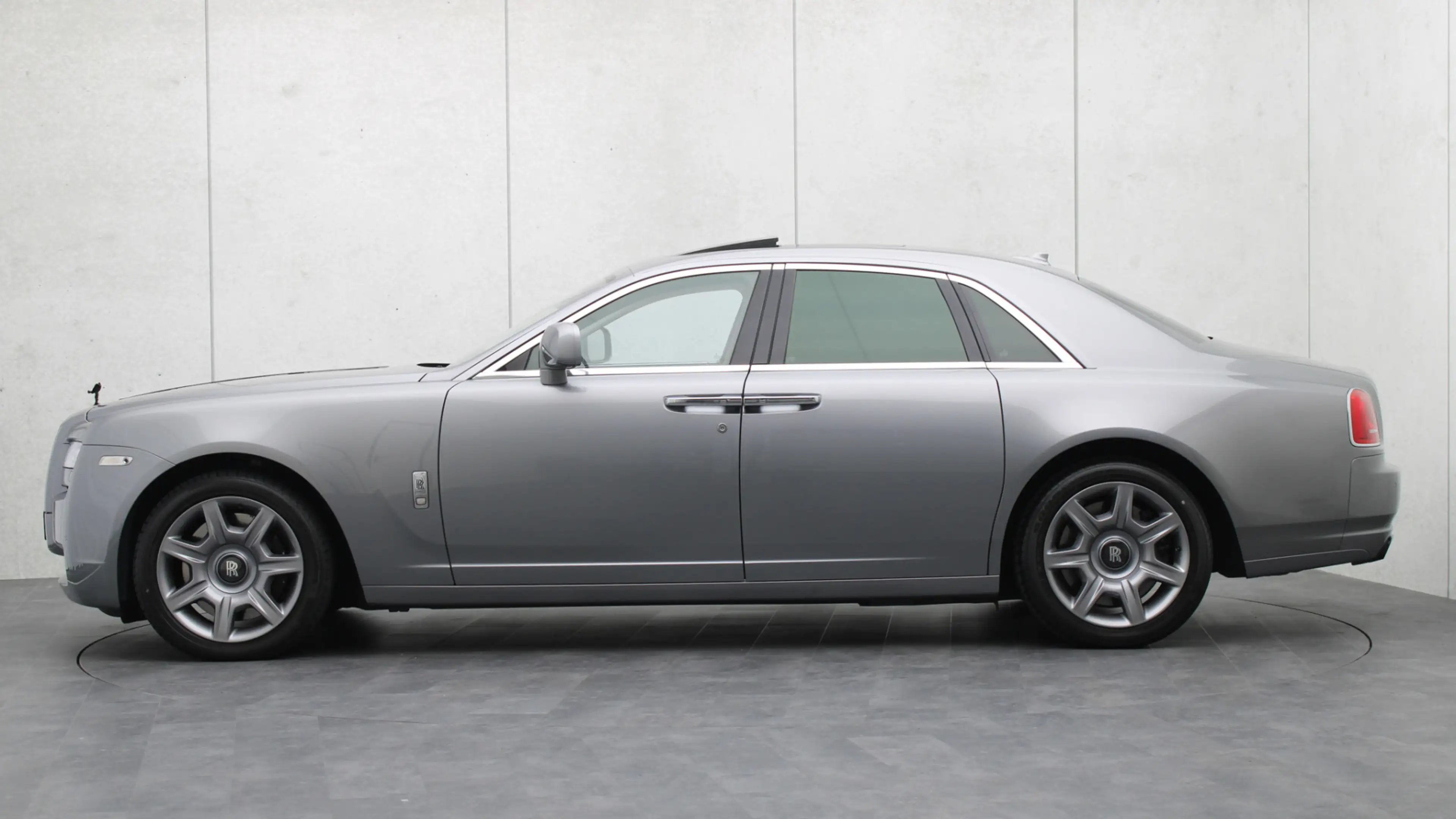 Rolls-Royce Ghost 6.6 V12 | Massage | Rear Seat Entertainment | Head — photo 2