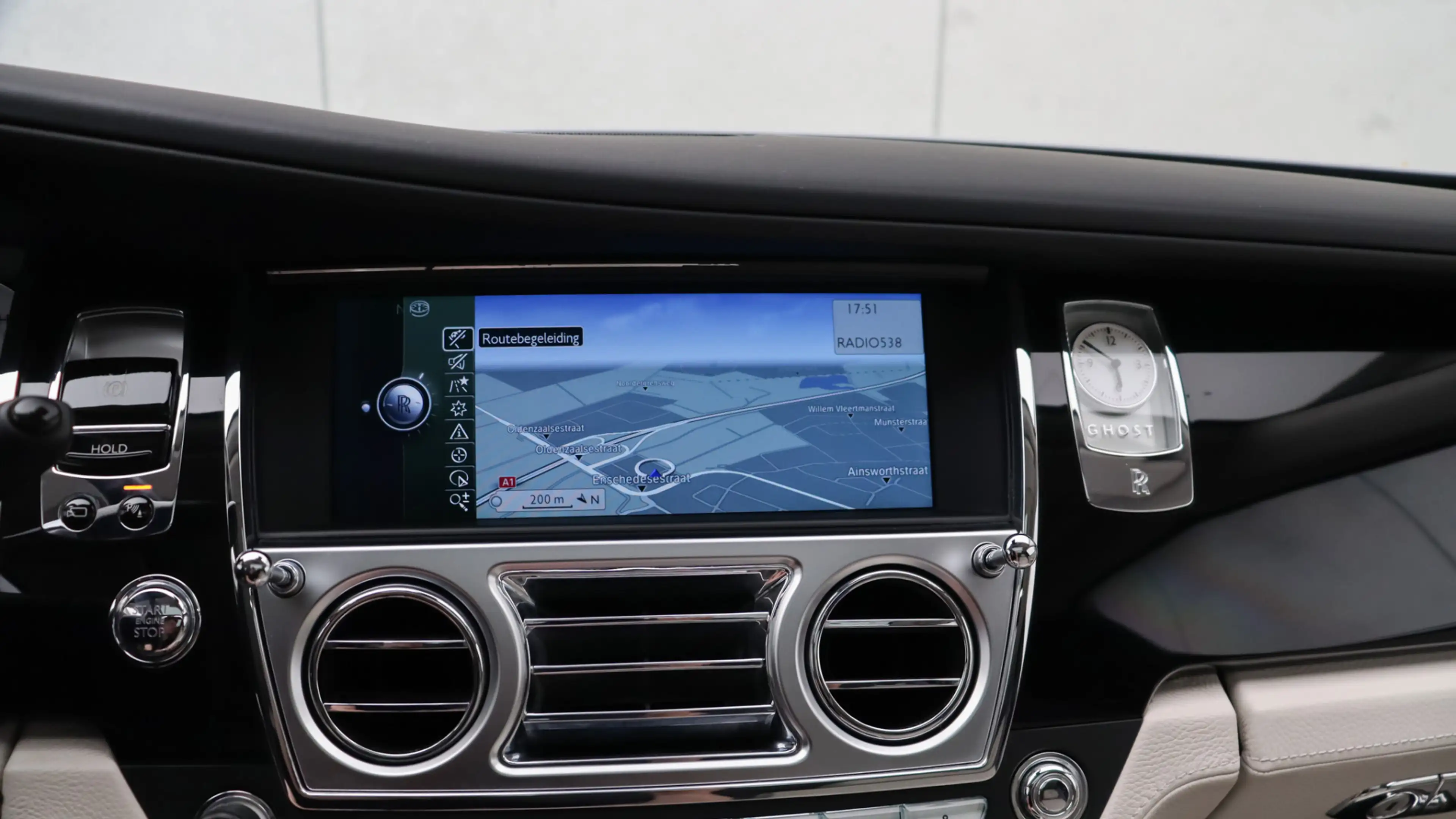 Rolls-Royce Ghost 6.6 V12 | Massage | Rear Seat Entertainment | Head — photo 21