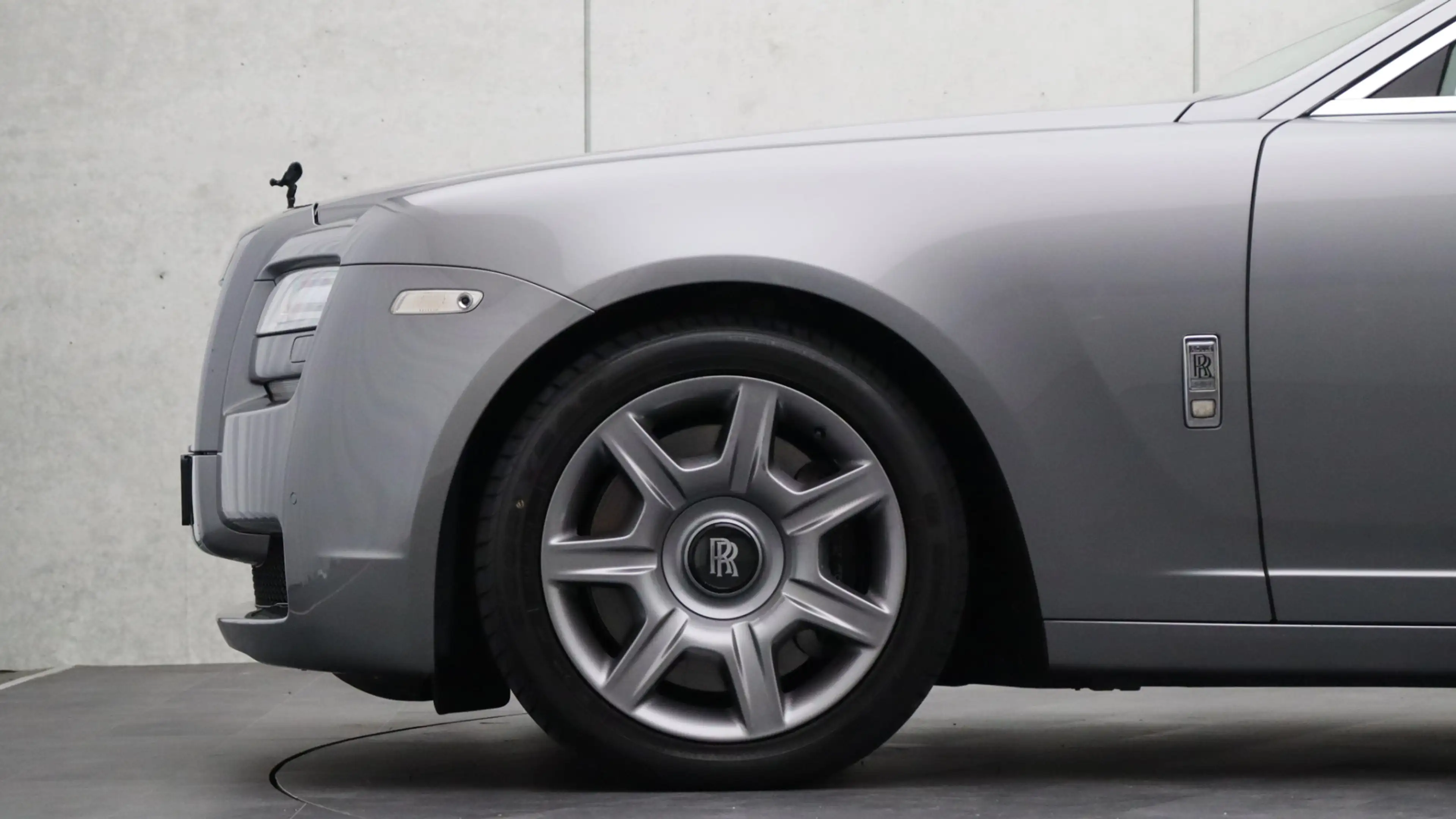 Rolls-Royce Ghost 6.6 V12 | Massage | Rear Seat Entertainment | Head — photo 6