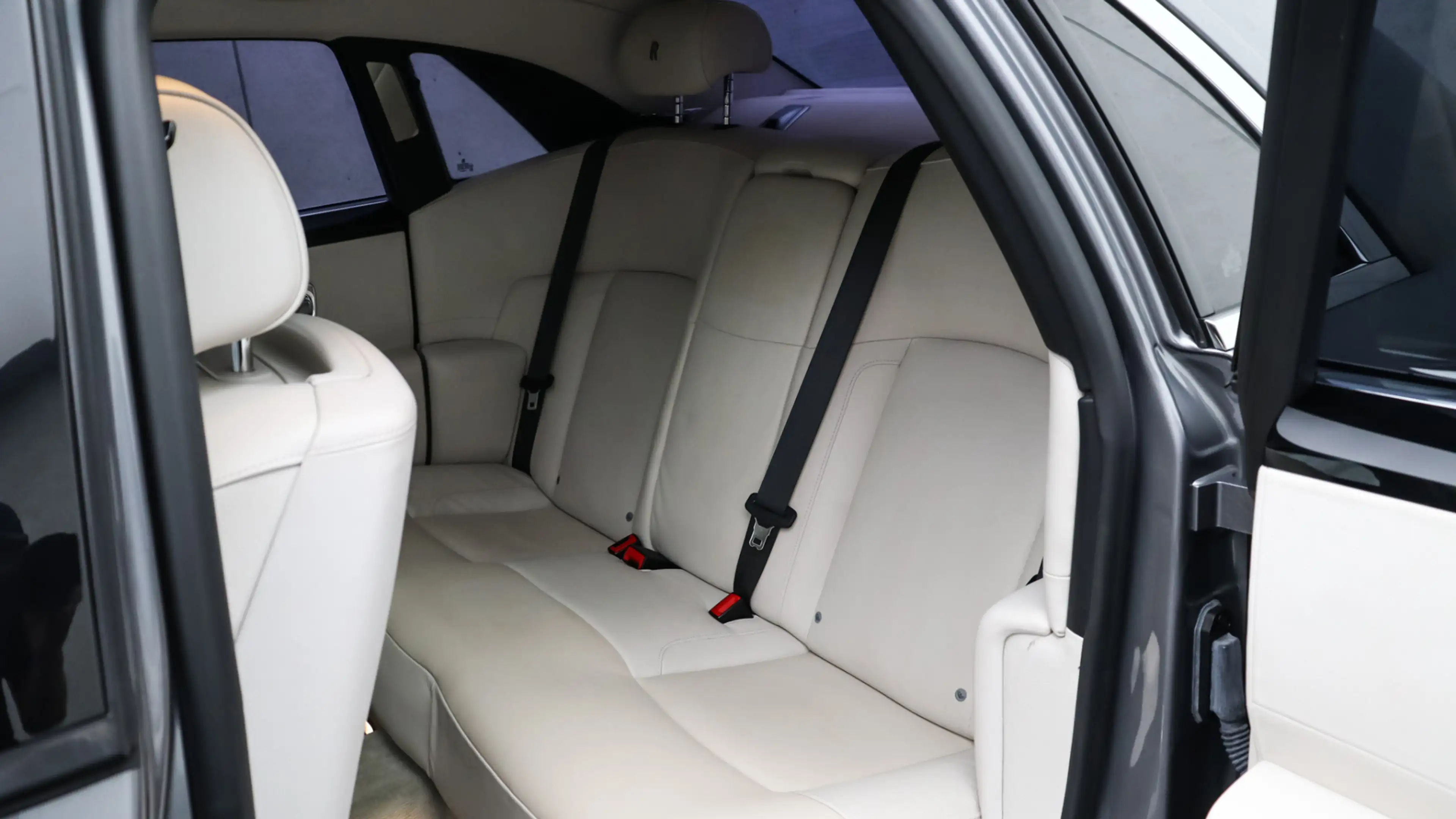 Rolls-Royce Ghost 6.6 V12 | Massage | Rear Seat Entertainment | Head — photo 26