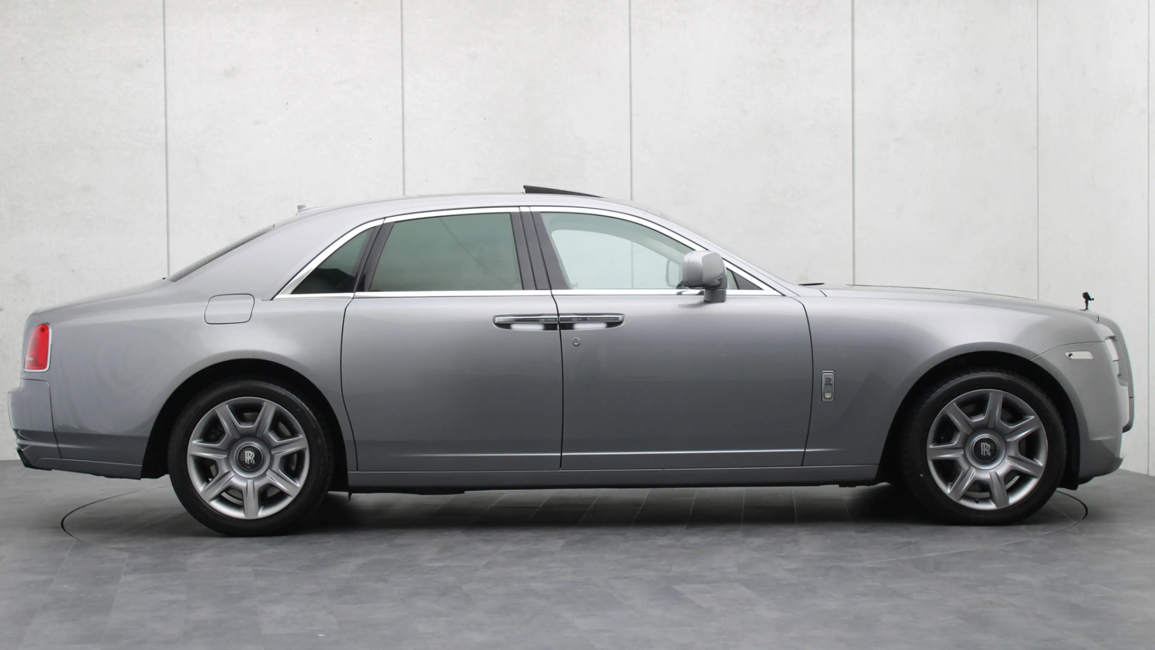 Rolls-Royce Ghost 6.6 V12 | Massage | Rear Seat Entertainment | Head — photo 39