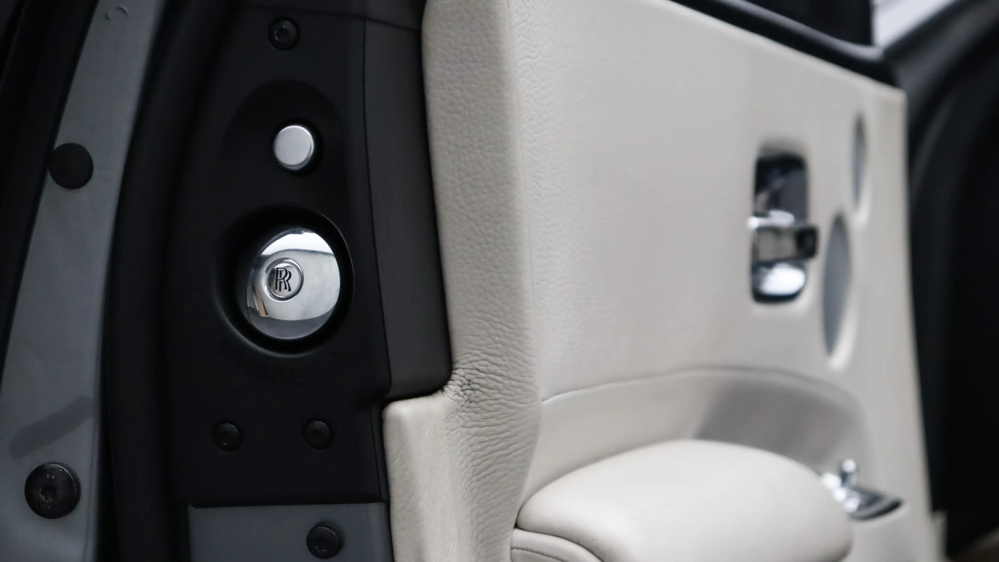 Rolls-Royce Ghost 6.6 V12 | Massage | Rear Seat Entertainment | Head — photo 16