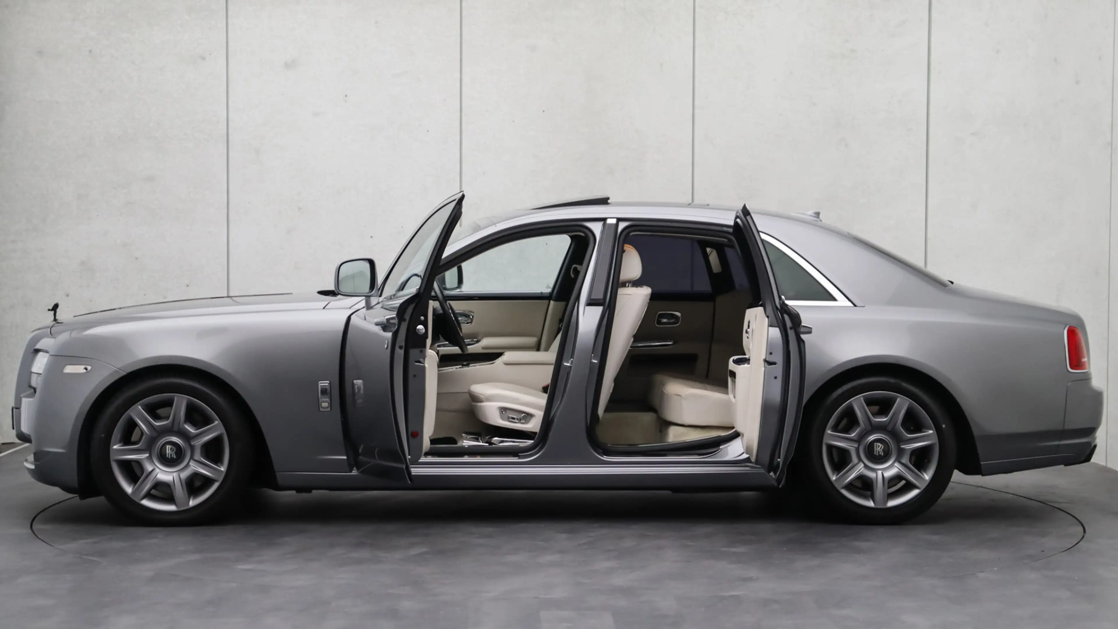 Rolls-Royce Ghost 6.6 V12 | Massage | Rear Seat Entertainment | Head — photo 17