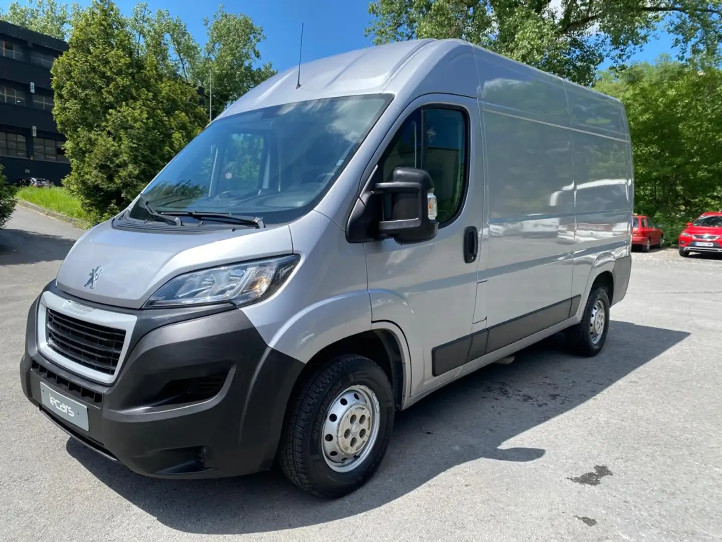 Peugeot Boxer Furgón 2.2BlueHDI 333 L2H2 Pack S&S 140 Plateado - 1