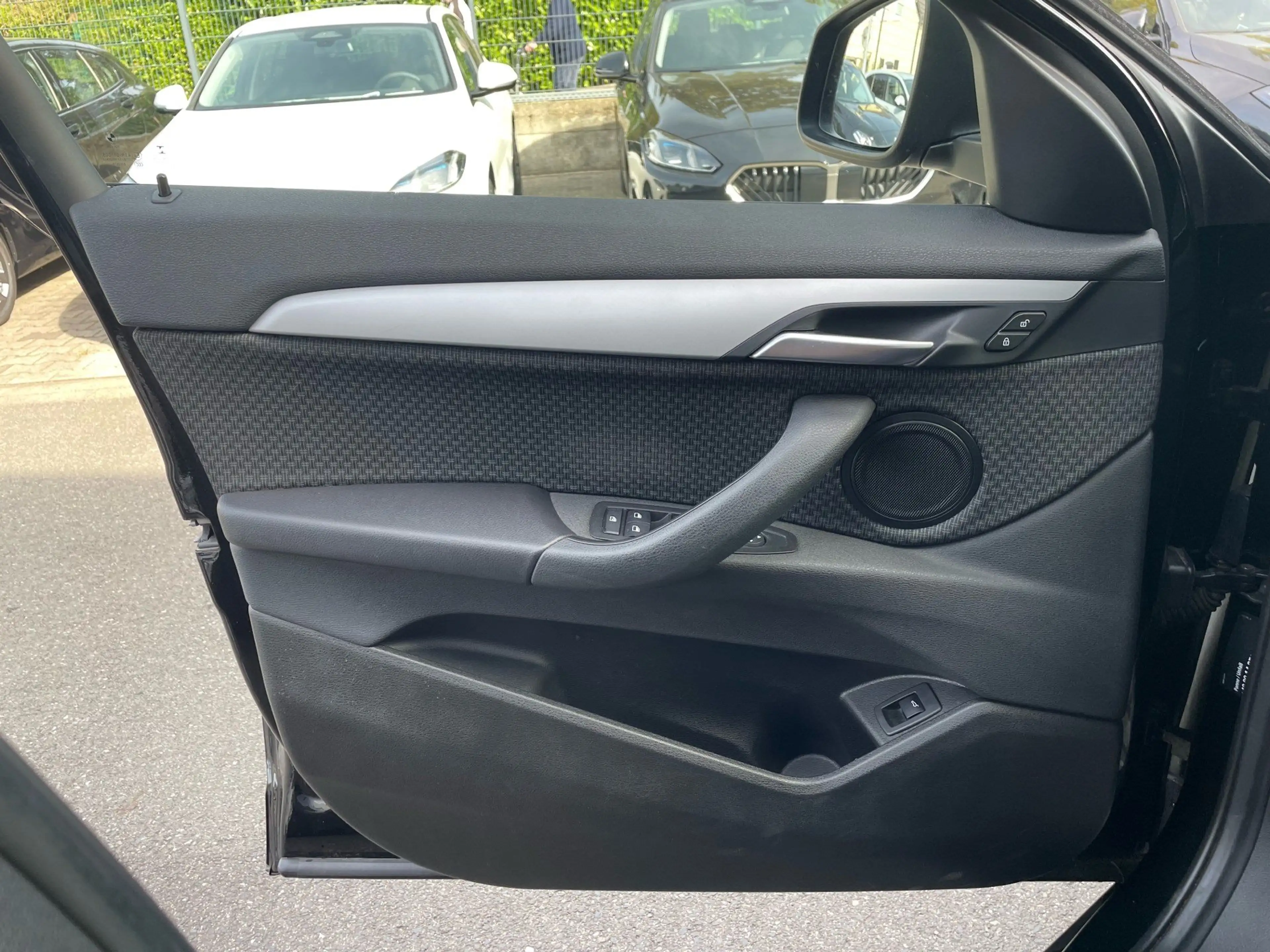 BMW X2 sDrive18i Advantage AHK LED Navi Shz PDC — photo 6