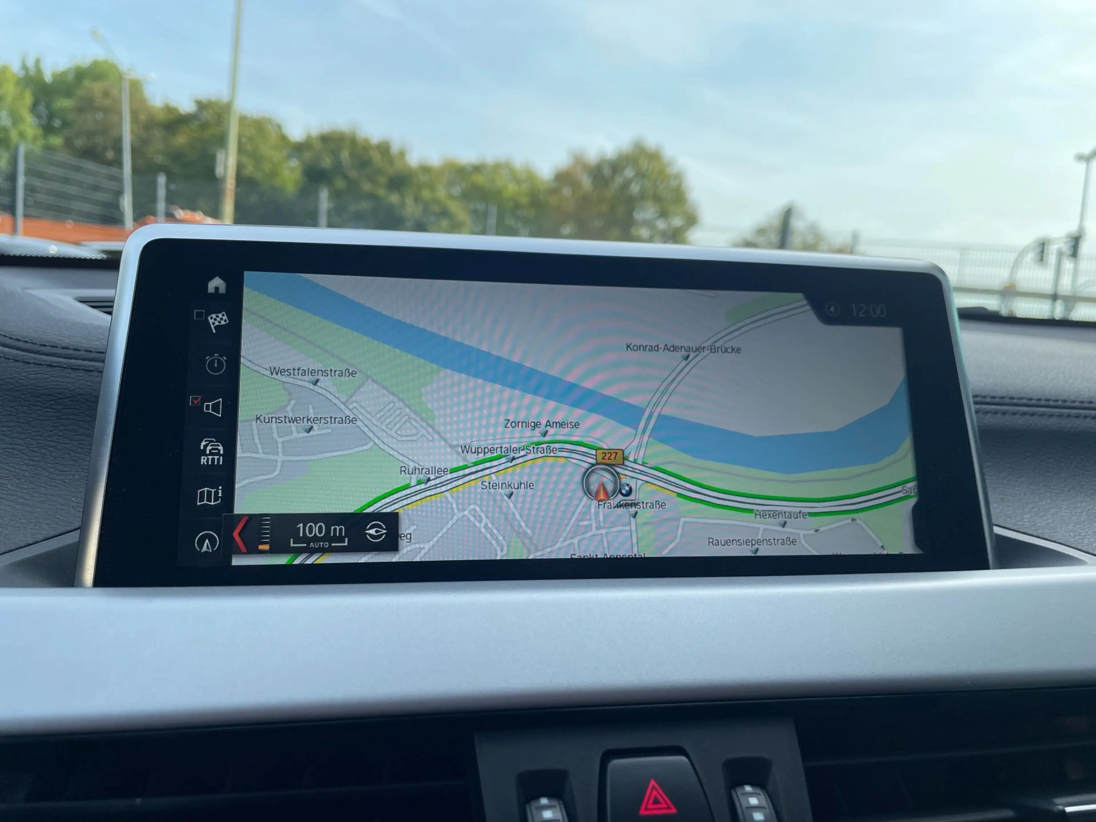 BMW X2 sDrive18i Advantage AHK LED Navi Shz PDC — photo 11