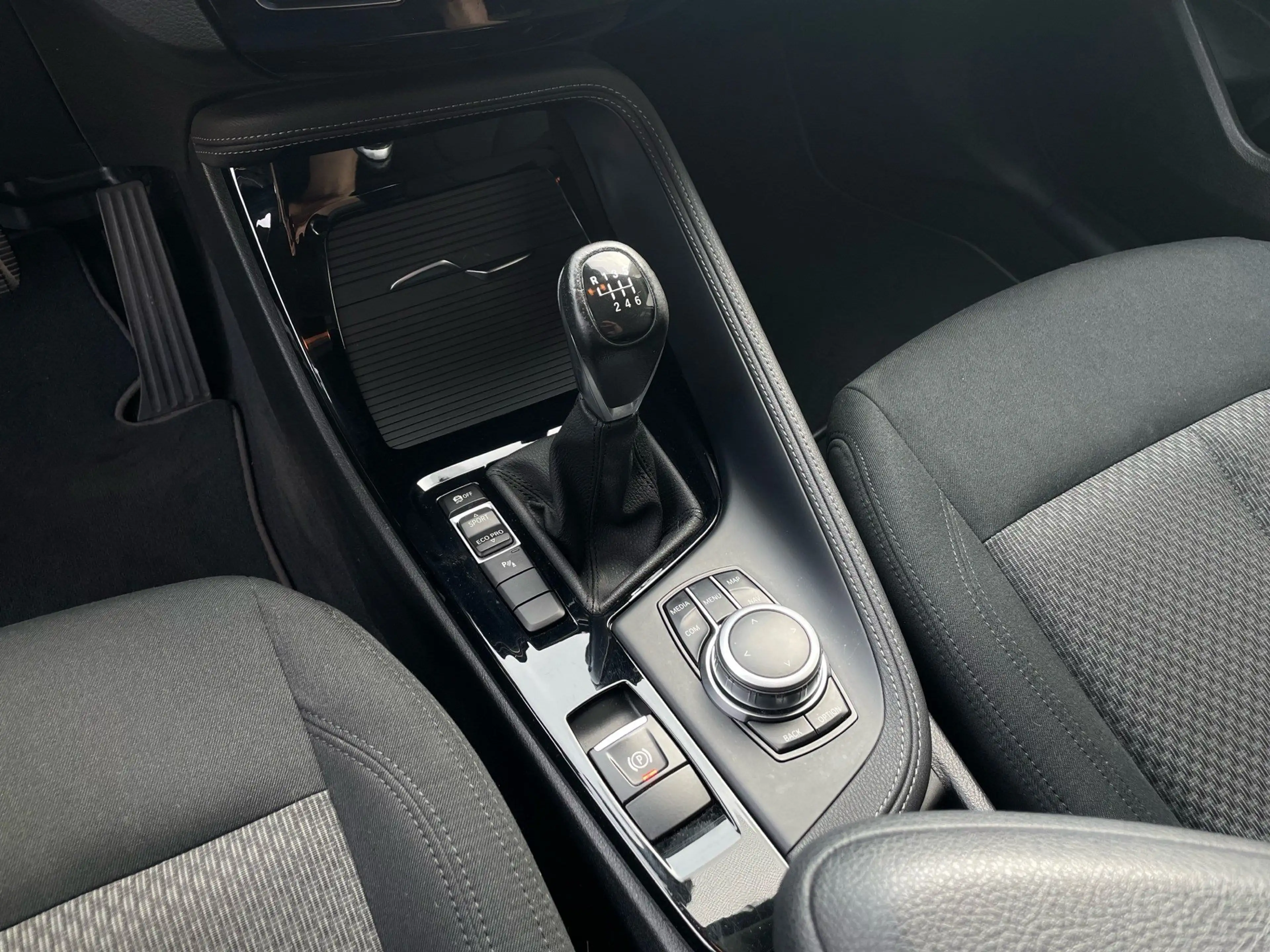 BMW X2 sDrive18i Advantage AHK LED Navi Shz PDC — photo 13