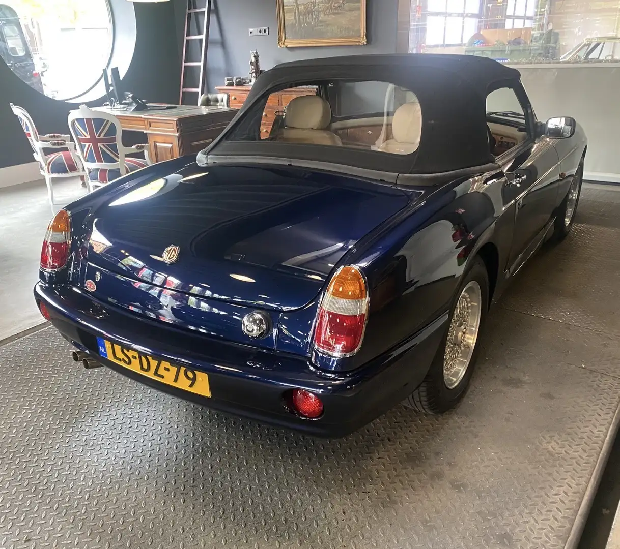 MG RV8 4.0 V8, NL auto, 1 owner Blau - 1