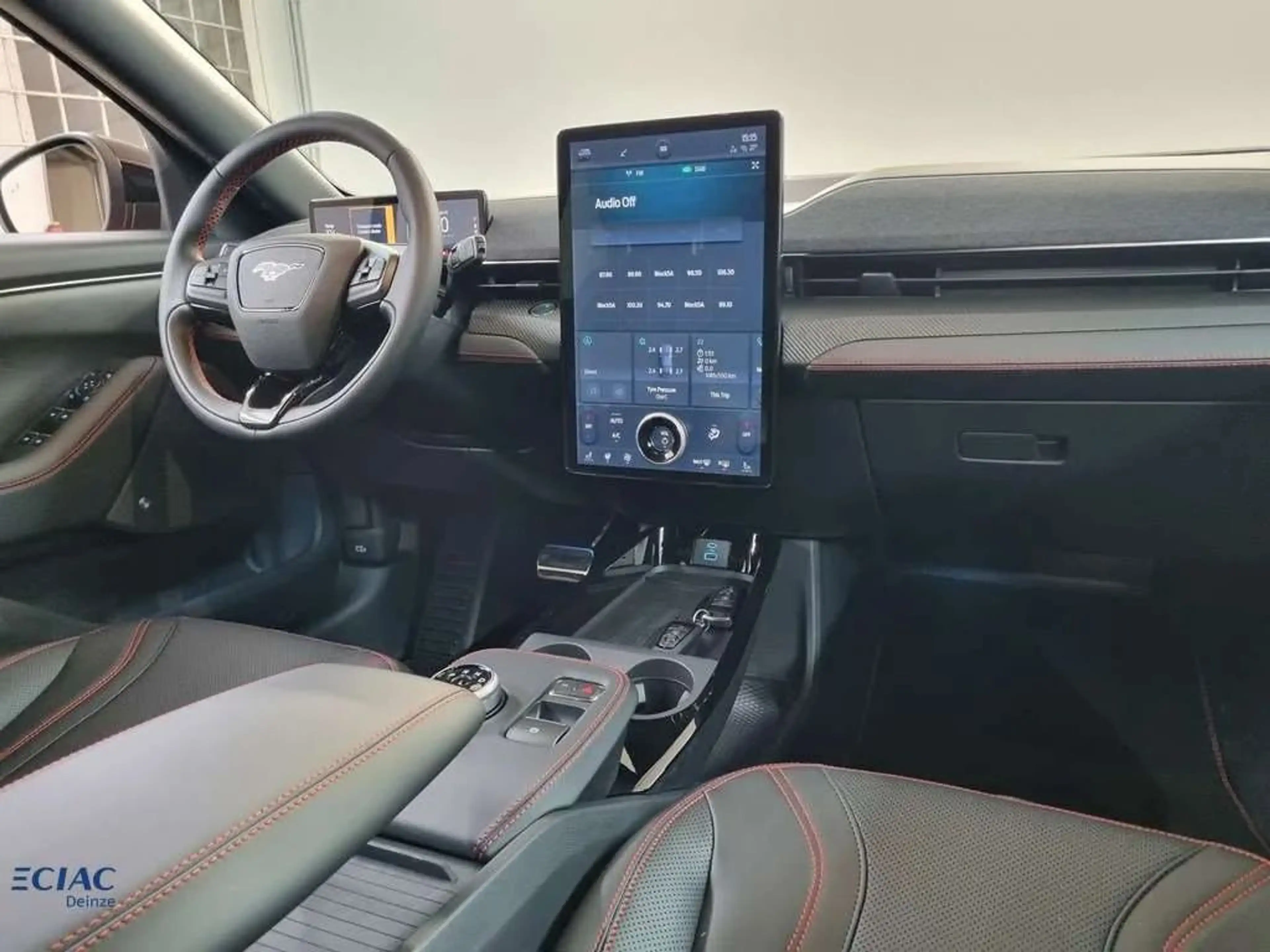 Ford Mustang Mach-E Mustang Mach-E 76 kWh AWD Premium Standard Range — photo 9