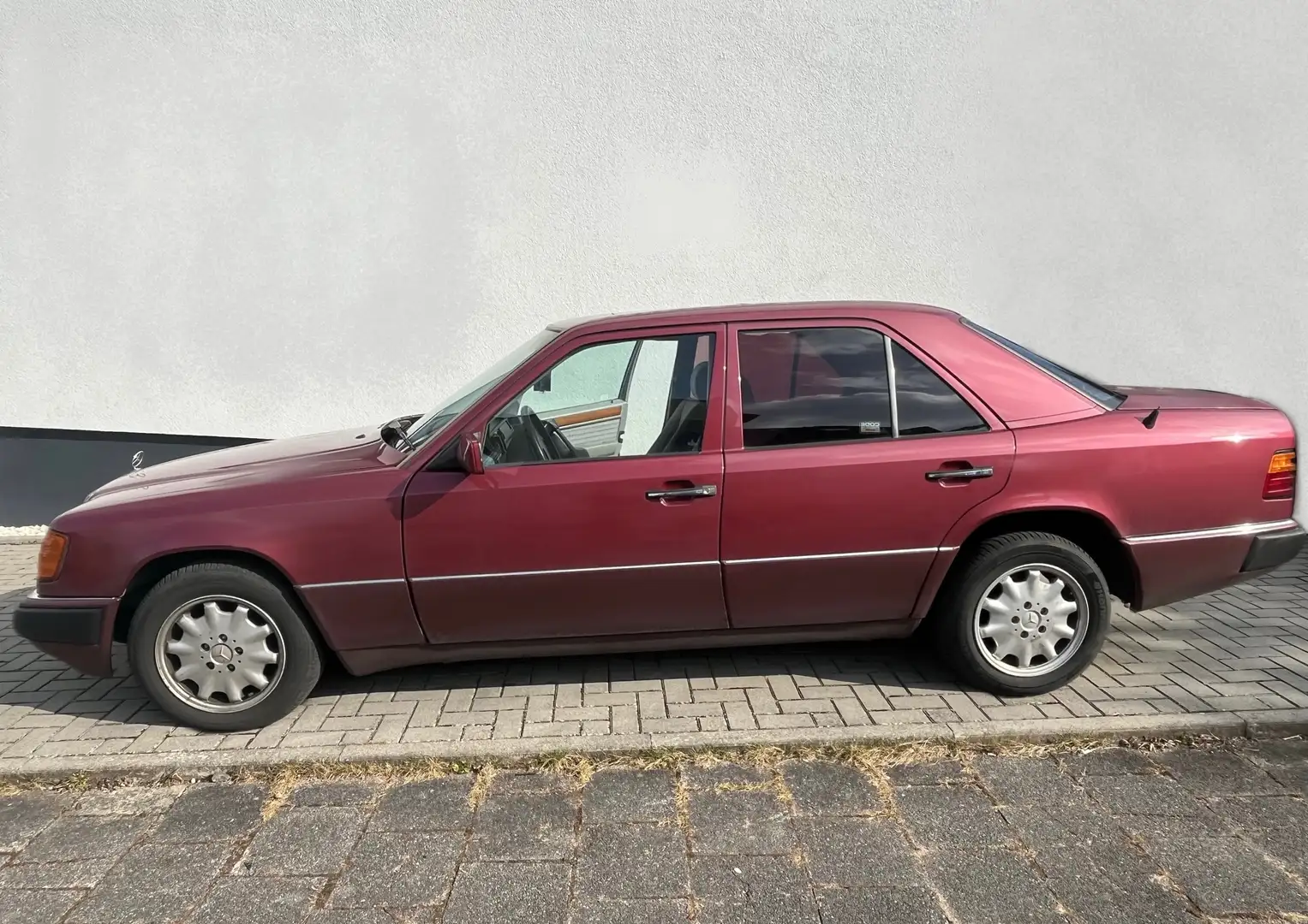 Mercedes-Benz 230 E Roşu - 1