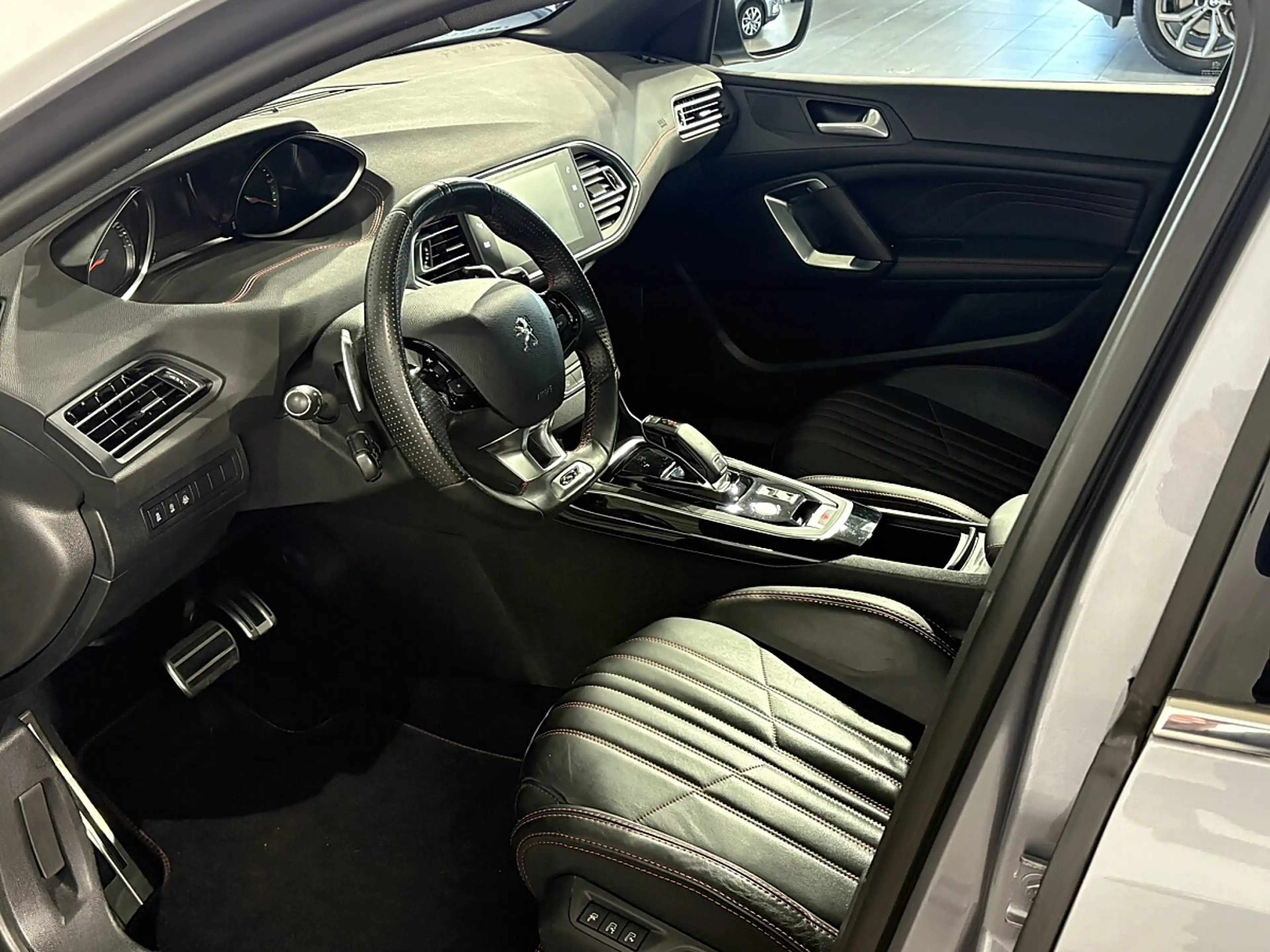Peugeot 308 2,0 BlueHDI 180 GT EAT8 S&S — photo 13