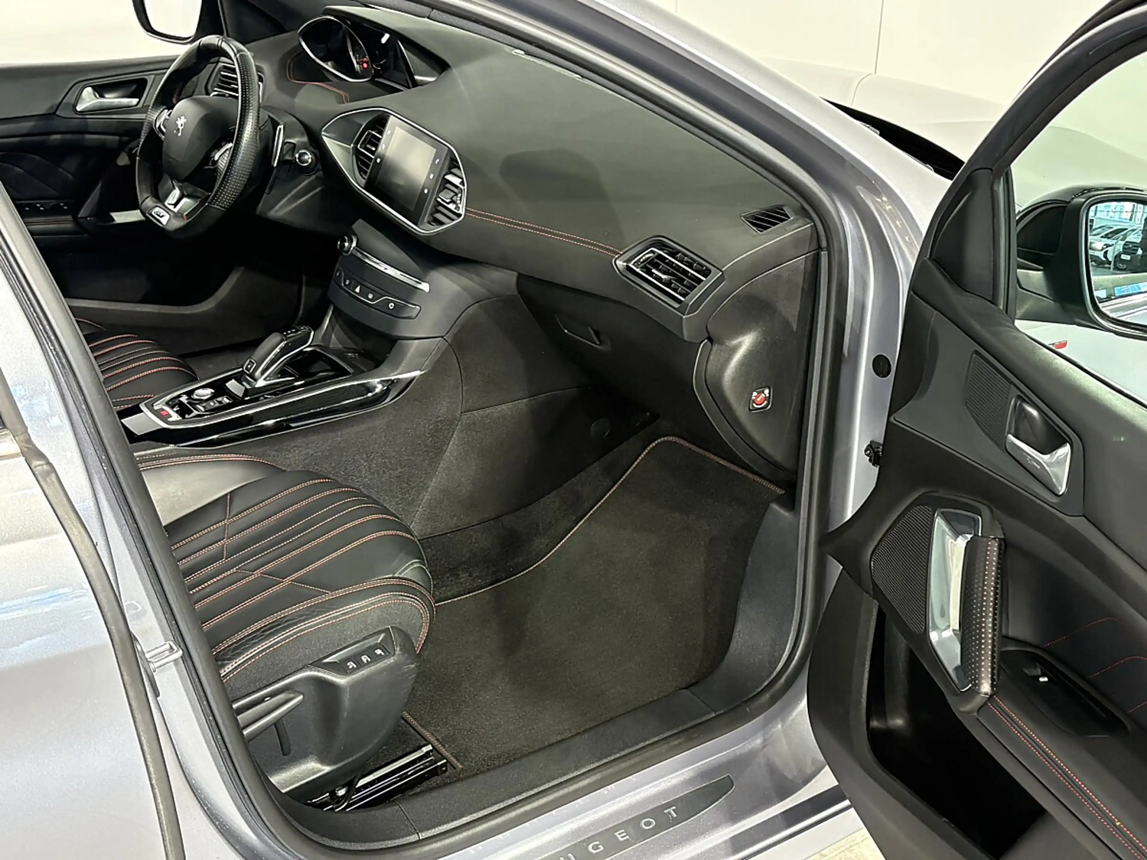 Peugeot 308 2,0 BlueHDI 180 GT EAT8 S&S — photo 10