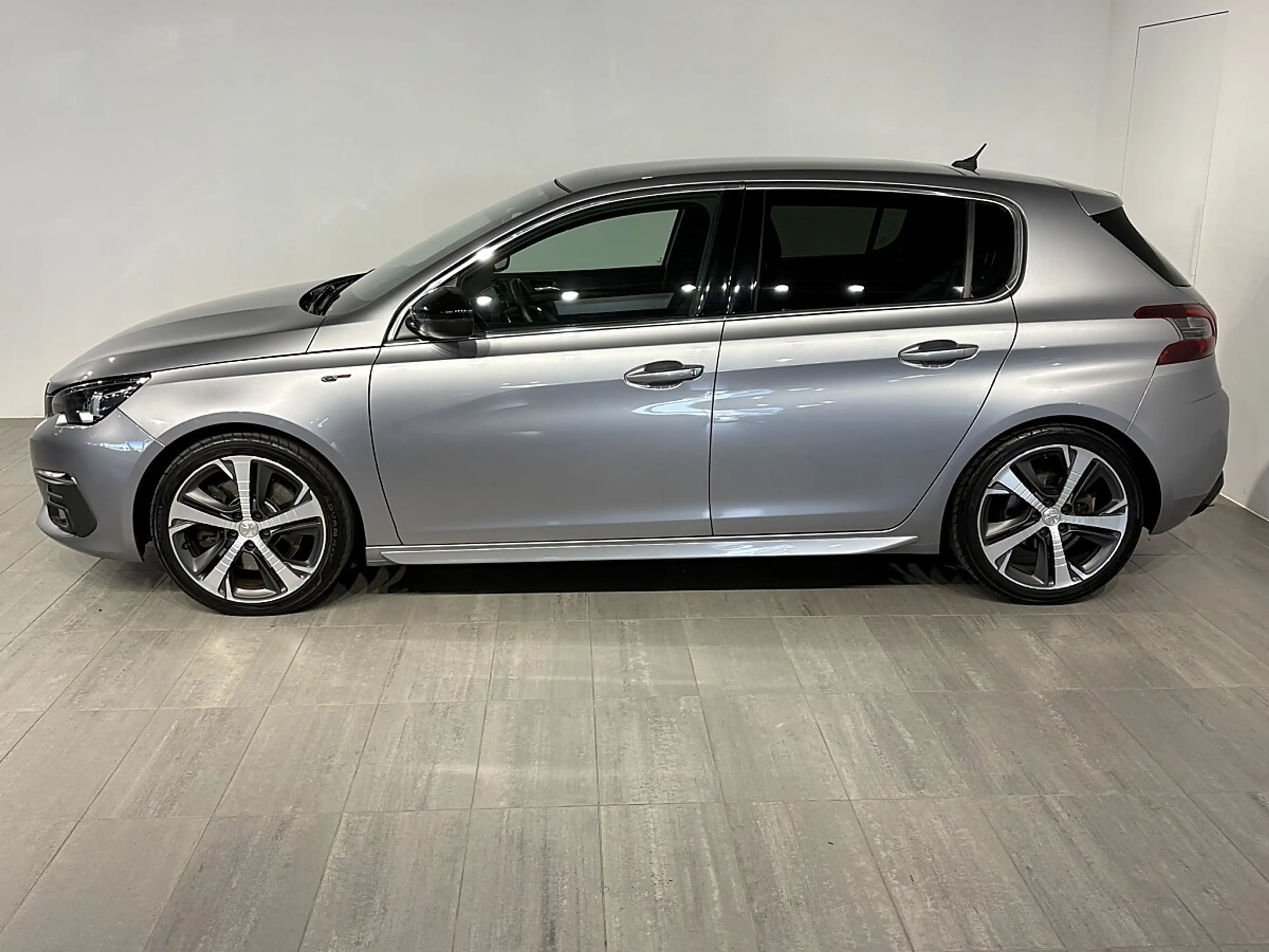 Peugeot 308 2,0 BlueHDI 180 GT EAT8 S&S — photo 4