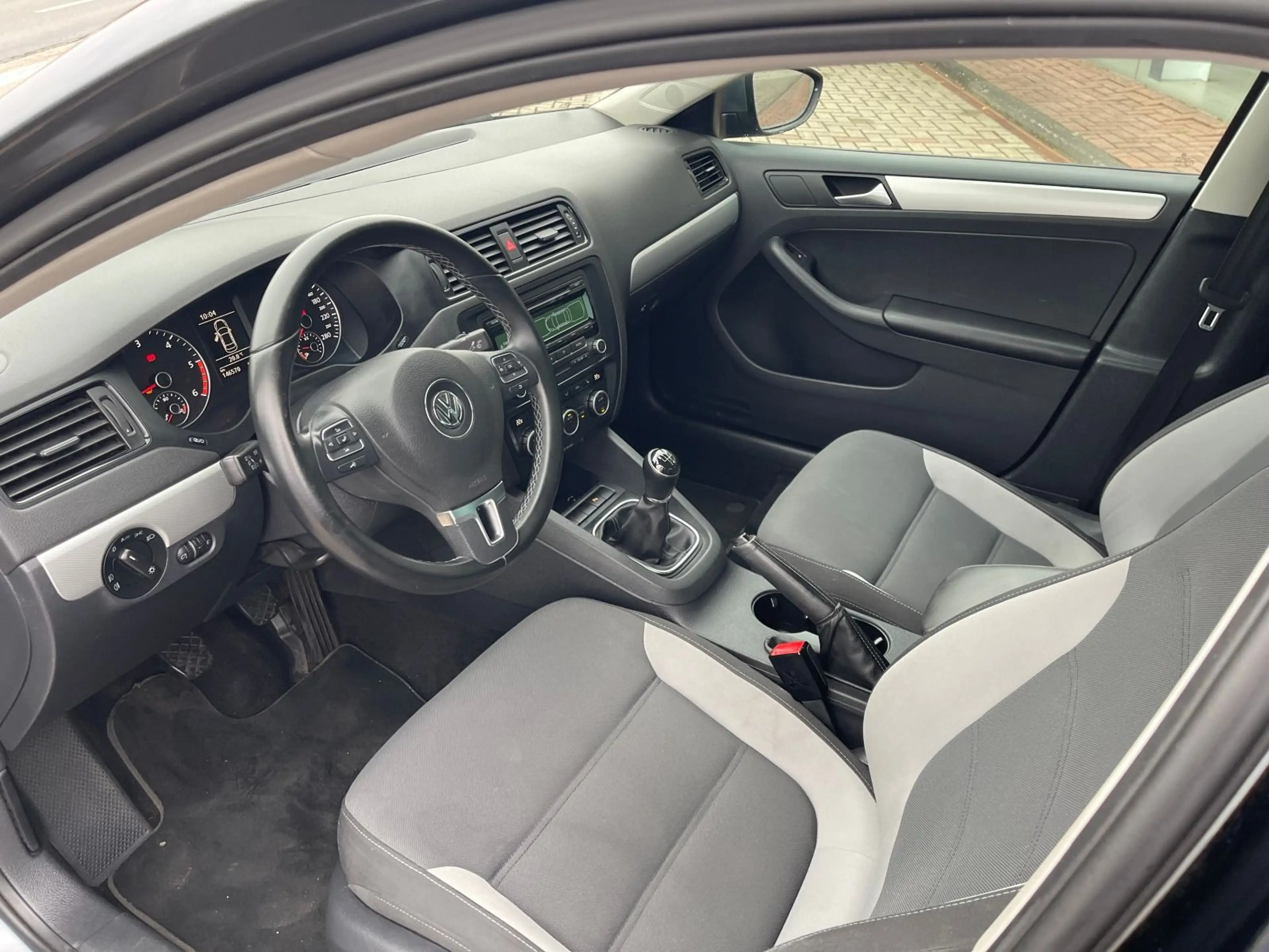 Volkswagen Jetta 1.6 TDi Life Klima AHK — photo 10