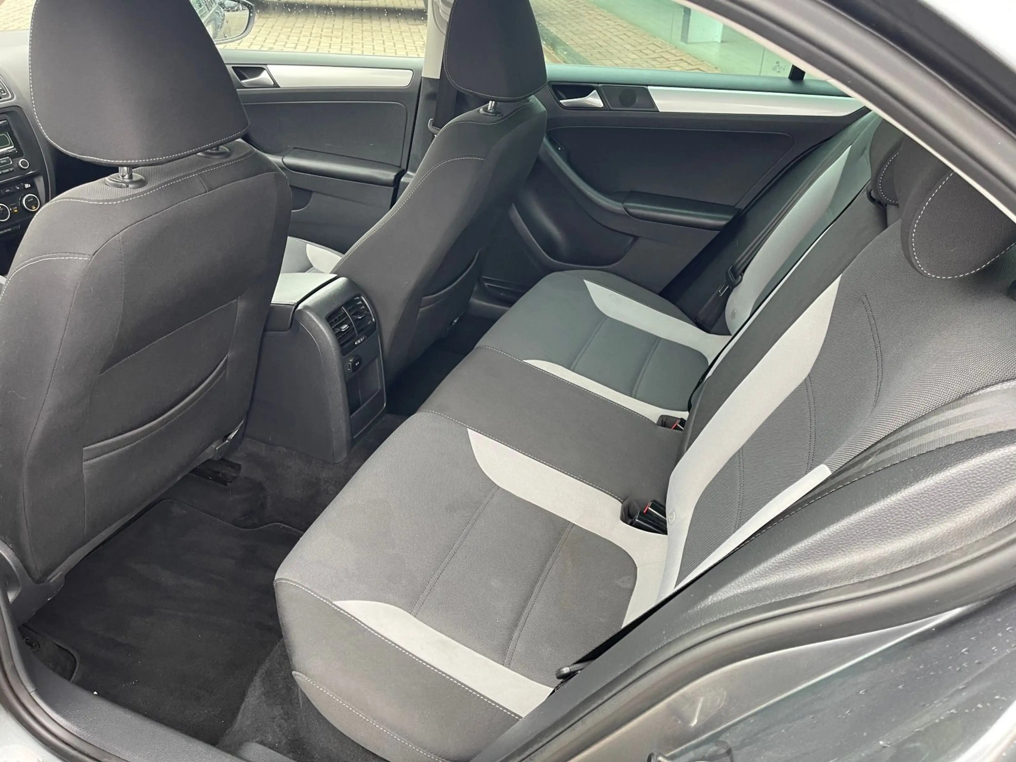 Volkswagen Jetta 1.6 TDi Life Klima AHK — photo 11