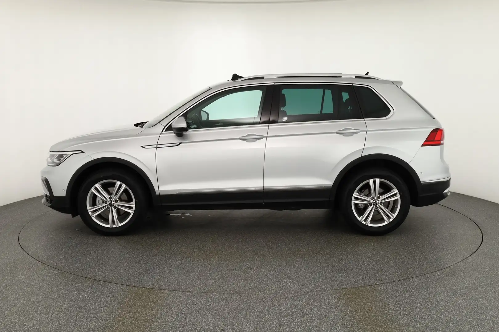 Volkswagen Tiguan 2.0 TDI 4M Elegance Pano AHK Kamera Navi Silber - 2