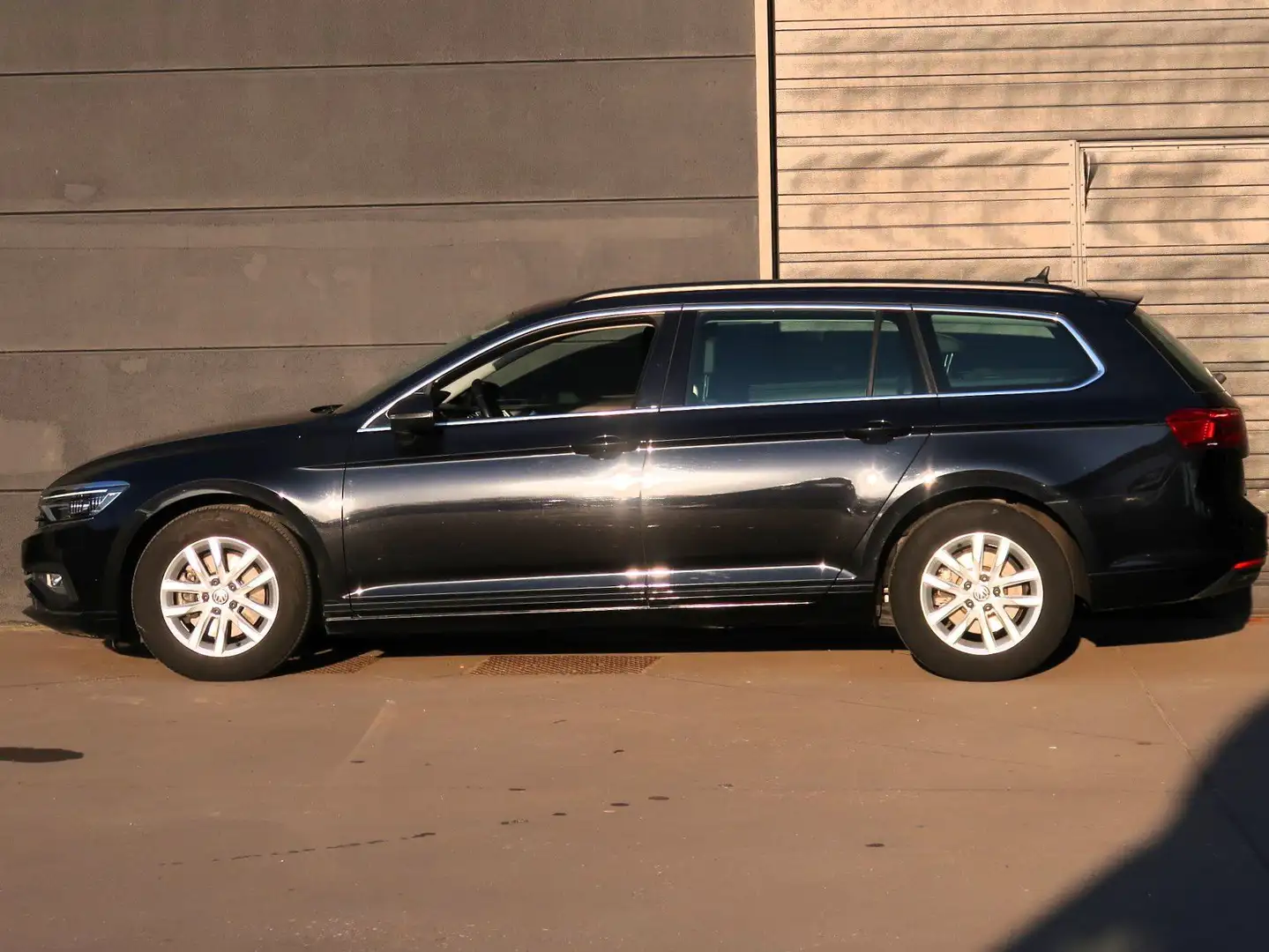 Volkswagen Passat Variant SW 1.6 TDi SCR Style DSG Noir - 1