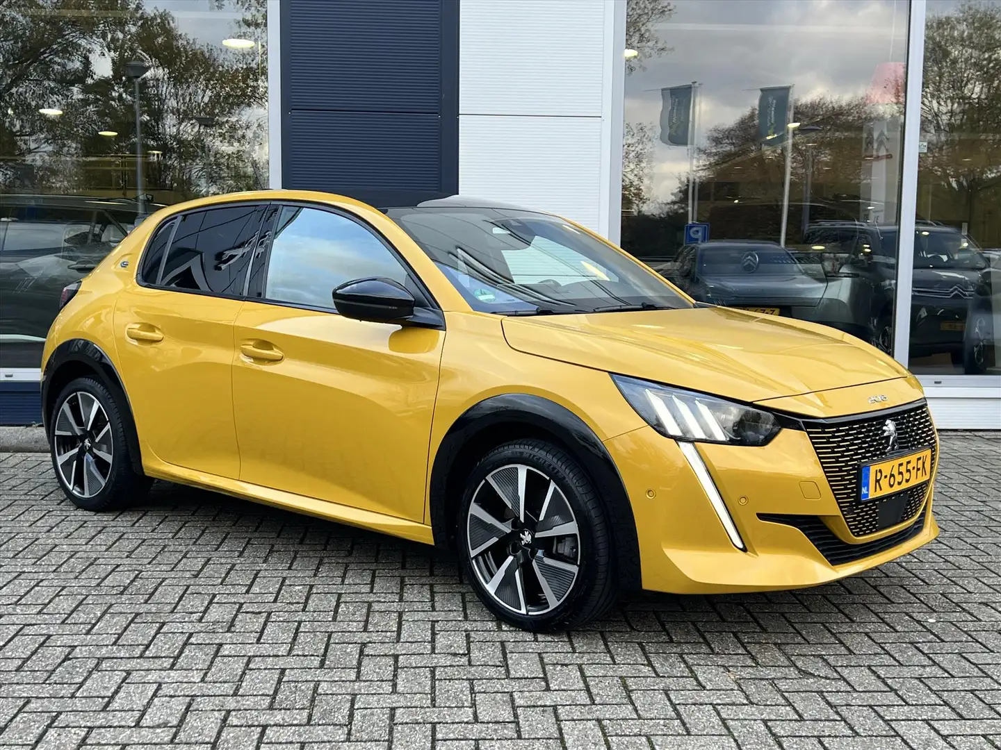 Peugeot e-208 EV 50kWh 136pk GT | Navigatie | Cruise Control | C Jaune - 2