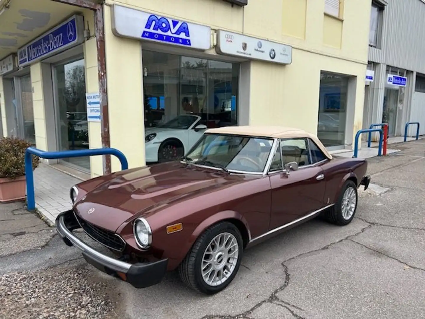 Fiat 124 Spider 124 SPIDER AMERICA Коричневий - 1