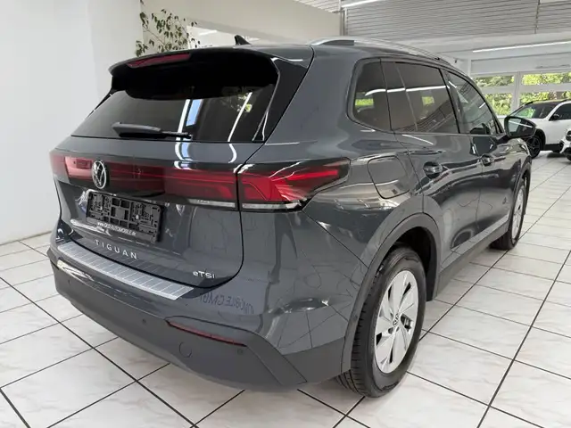 Volkswagen Tiguan view 3