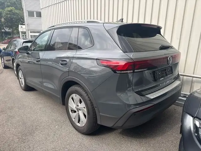 Volkswagen Tiguan view 2