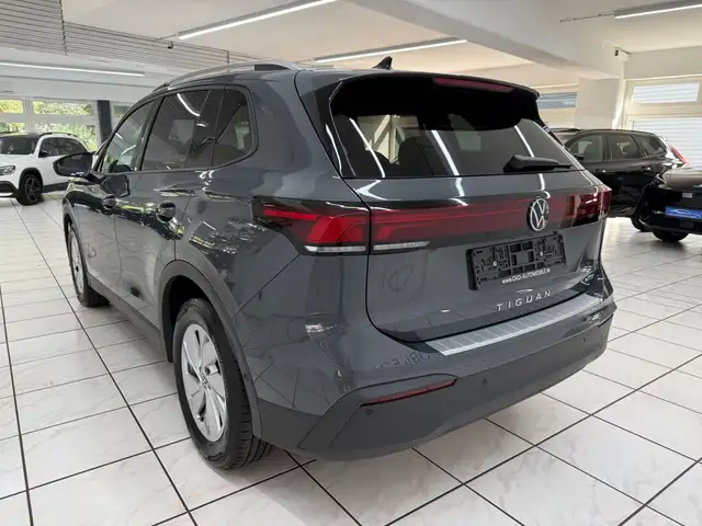Volkswagen Tiguan view 2