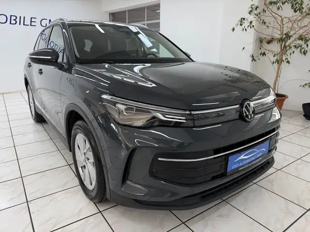 Volkswagen Tiguan view 4