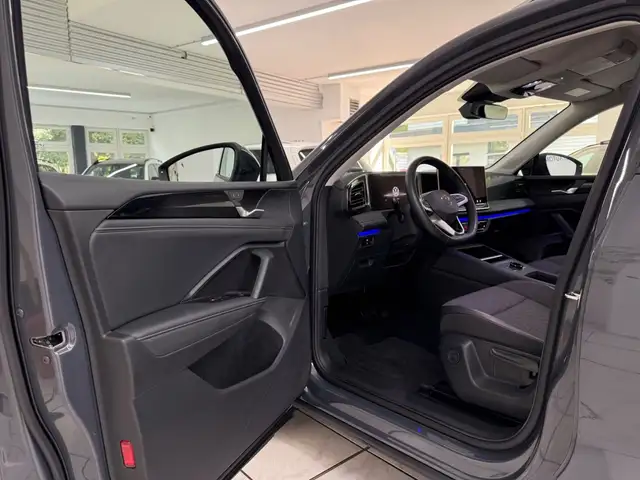 Volkswagen Tiguan view 6